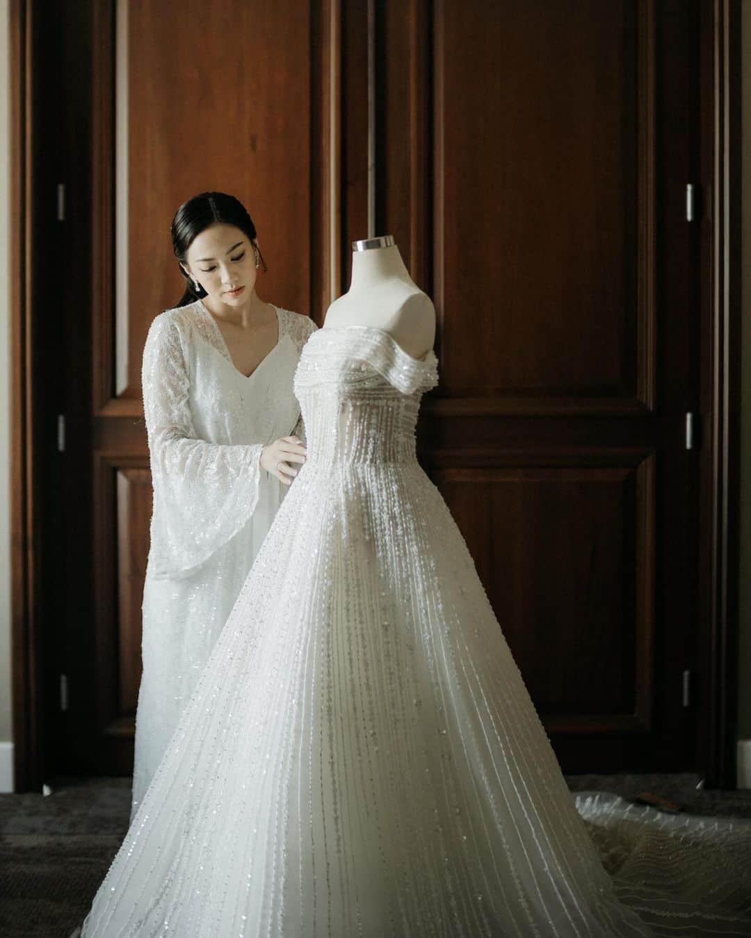 シャニア・ジュニアナタさんのインスタグラム写真 - (シャニア・ジュニアナタInstagram)「Two days in December..  Wedding Planner & Organizer @by.hilda Venue @ayanajakarta Photo & Video @bareodds Decoration @bloomsville.id  Handbouqet & boutonniere @bloomette_fleuriste Lighting @glowlighpro Invitation & Keepsake @solitaire.invitation Web Invitation @viding.co Ring box @lovelours  Mua @tirzavania Bridal robe @hepburn.co Wedding gown @elsiechrysila  Accesoris @peurle.id Shoes @cavaprive  Bridesmaid Dress @soecah_bridesmaid  Suit @wonghangtailor  Shoes @mariominardi_official RSVP & QR Scan Registration @luvibukutamudigital Mc @mosandyesenway Entertainment @divo_music  Photobooth @theholograil Wedding Cake @ivoirecakedesign Souvenir @howelandco Pagar ayu @sanggaropi  #JOinedwithSHAN」12月10日 22時20分 - shanju