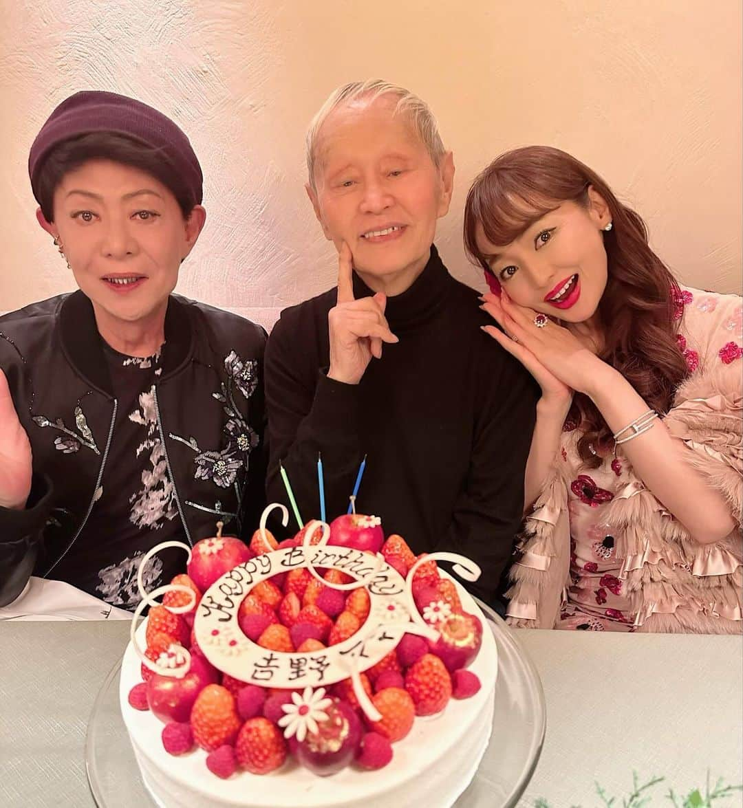 神田うのさんのインスタグラム写真 - (神田うのInstagram)「よし子ちゃん💕こと吉野ママ💕の93歳のお誕生日お祝いディナー㊗️🍽️🥂🎂😊 60代で出会ってから毎年このように憲ちゃん💕達とお祝いしています☺️✨ お酒は飲まないですがお食事はしっかり召し上がりますよ😆 よし子ちゃん💕はみんなのHOPE✨です☺️ よし子ちゃん💕いつまでも元気でいてね🩷 @yoshinomama  93ちゃいのお誕生日おめでとう🎂🎊🎁🥰  #よし子ちゃん#吉野ママ#93歳#お誕生日お祝い#happybirthday#お誕生日おめでとう#お誕生日#おめでとうございます#みんなの希望#バースデーディナー#birthdaydinner#美川憲一 さん#神田うの#unokanda」12月10日 22時20分 - unokandaofficial