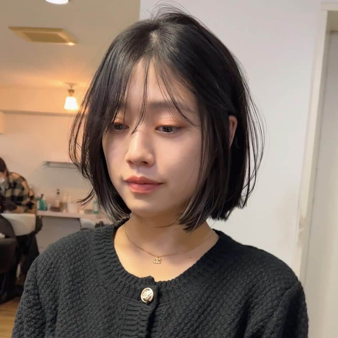 伊藤愛さんのインスタグラム写真 - (伊藤愛Instagram)「bob cut✂︎ うねり大きめの癖有り。 癖を活かしてデザインしました🤍  'before✖️after有り)  お似合いすぎていました🐈‍⬛🖤」12月10日 22時21分 - maison_ai