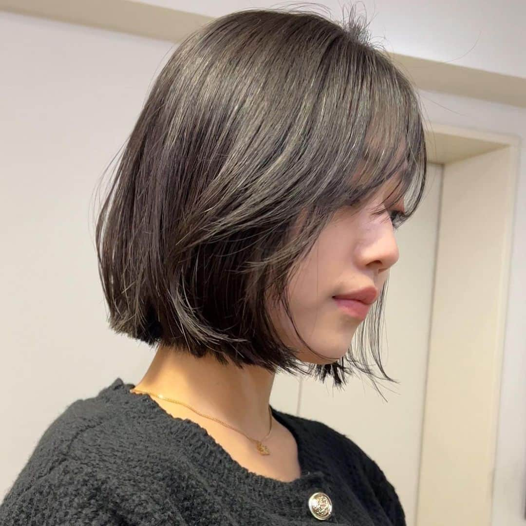 伊藤愛さんのインスタグラム写真 - (伊藤愛Instagram)「bob cut✂︎ うねり大きめの癖有り。 癖を活かしてデザインしました🤍  'before✖️after有り)  お似合いすぎていました🐈‍⬛🖤」12月10日 22時21分 - maison_ai