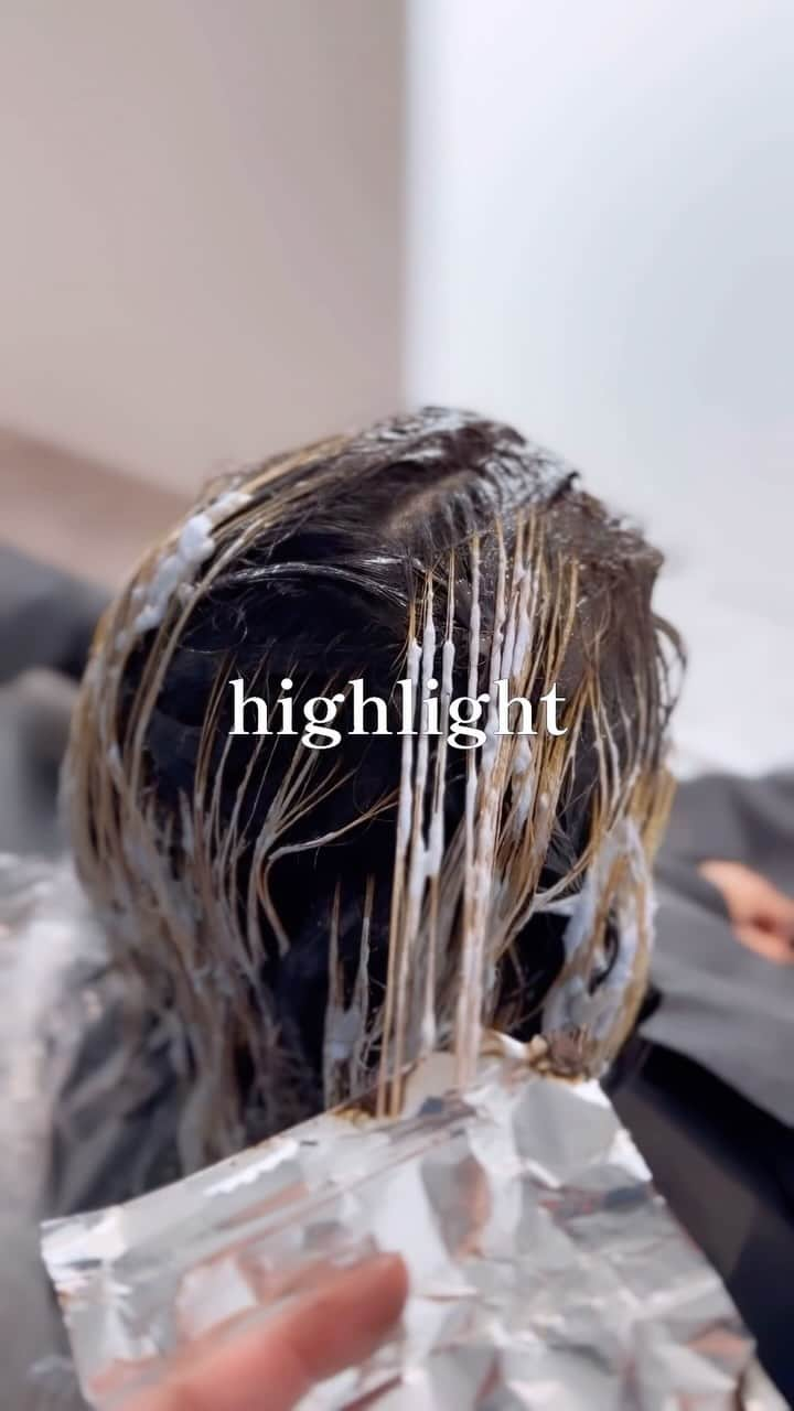 Seiichiro Kawakamiのインスタグラム：「highlight🩵 . ➖➖➖➖➖➖➖➖➖➖➖➖➖➖ . 《《　ご予約　》》 【平日】10時～20時 〜【Price】〜 カット_6800円 カラー_8800円 カット＋カラー_12000円 カット＋ダブルカラー_21000円 カット＋3Dハイライト_21000円 カット＋パーマ_13000円 カット＋縮毛矯正_21000円 髪質改善トリートメント_8800円 . ➖➖➖➖➖➖➖➖➖➖➖➖➖➖ . #cut #bob #カット動画 #切 #銀座美容室」