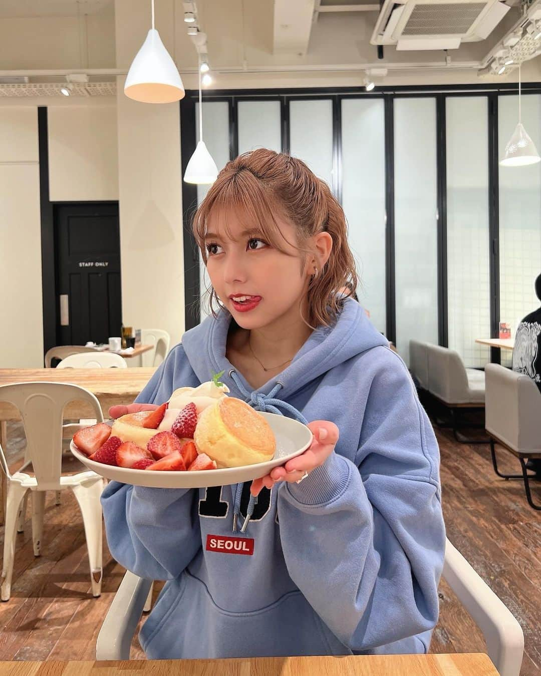 鈴木萌花さんのインスタグラム写真 - (鈴木萌花Instagram)「⁡ ⁡ 一緒に食べよ？☺︎」12月10日 22時26分 - amefurasshi_moeka_official_