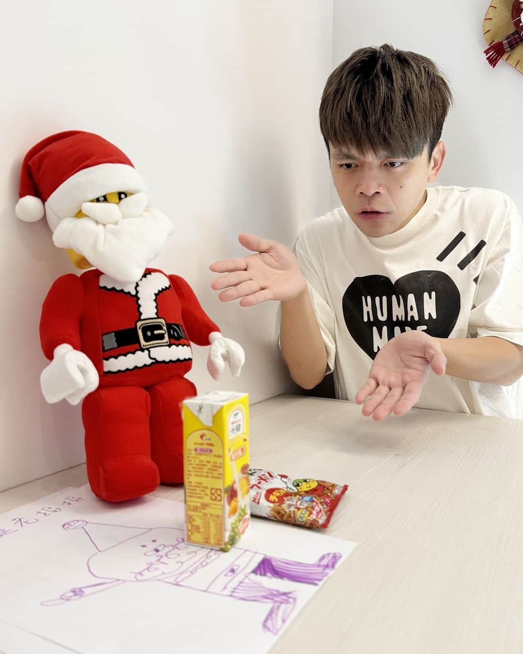 蔡阿嘎のインスタグラム：「哈哈哈今年二子學會寫卡片放聖誕襪時，要放個牛奶跟餅乾回送聖誕老人感謝他！但擺這樣有點太像....靈堂！😂😂😂」