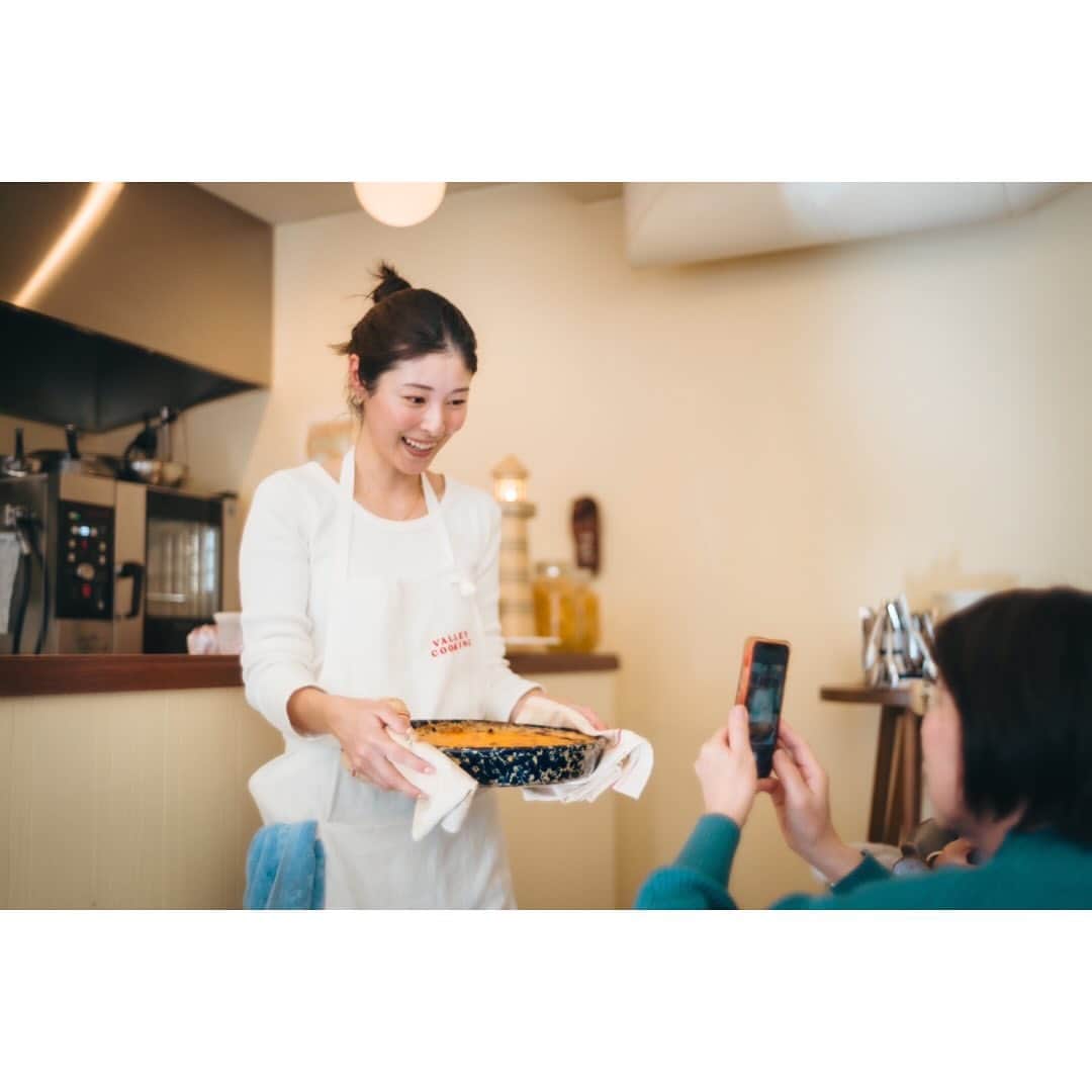 青谷優衣さんのインスタグラム写真 - (青谷優衣Instagram)「@valley_cooking × @zenb_japan 🩵🌿  ランチ会イベントに来てくださった皆様、ありがとうございました！  自分が作ったものをお客さんに食べていただく、そのライブ感がとても楽しくしあわせな時間でした🤍🌿  menu ・クリスマスビーツフムス ・マメロニサラダ ・白子とキノコのマメロニグラタン ・グルテンフリーハンバーガー  @zenb_japan の商品を使ってレシピ制作させていただきました。グラタンも、ハンバーガーも全てグルテンフリーで。 お腹いっぱい食べても罪悪感のないランチコースメニュー🎄💕  #zenbヌードル #zenbブレッド #マメロニ #グルテンフリー #料理教室 #料理教室東京   📷@omom398i」12月10日 22時27分 - yu__i.aoya