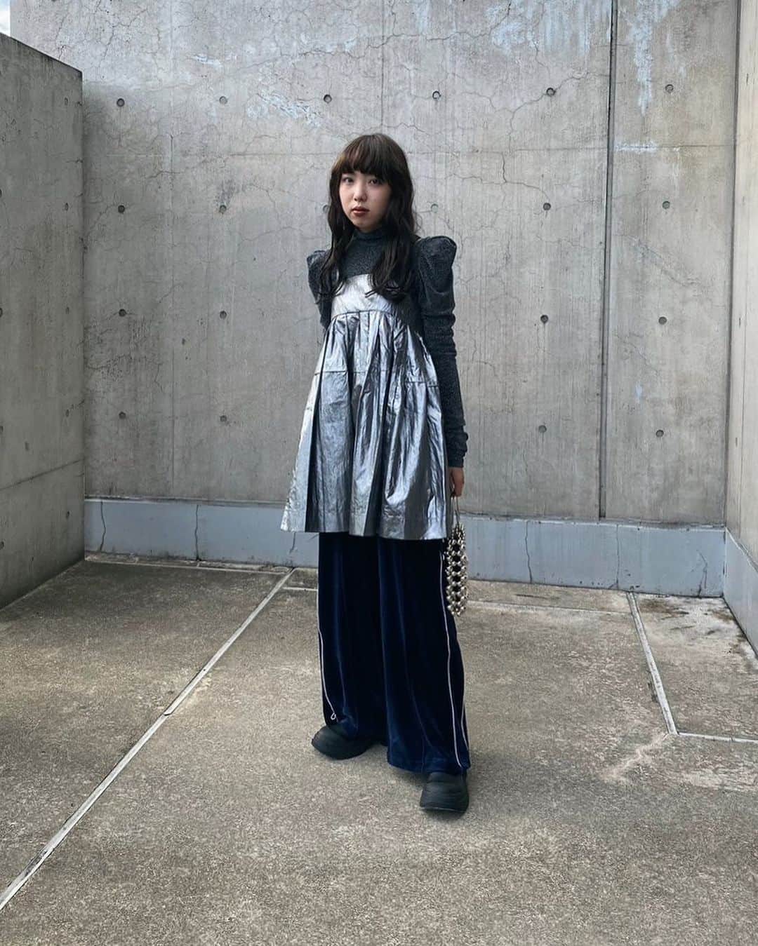 MOUSSY SNAPのインスタグラム：「#MOUSSYSNAP @kanon_makabe 157cm  ・CAMI PUFFED MINI DRESS(010GA230-7510) ・POINT SHOULDER GLITTER TOP(010GAS80-5430) ・SIDE LINE VEROUR PANTS(010GAL80-5150) ・SILVER BEADED MINI BAG(010GA751-5810) ・CHUNKY RUBBER BOOTS(010GAT52-5430) 全国のMOUSSY店舗／SHEL'TTER WEBSTORE／ZOZOTOWNにて発売中。  #MOUSSY」