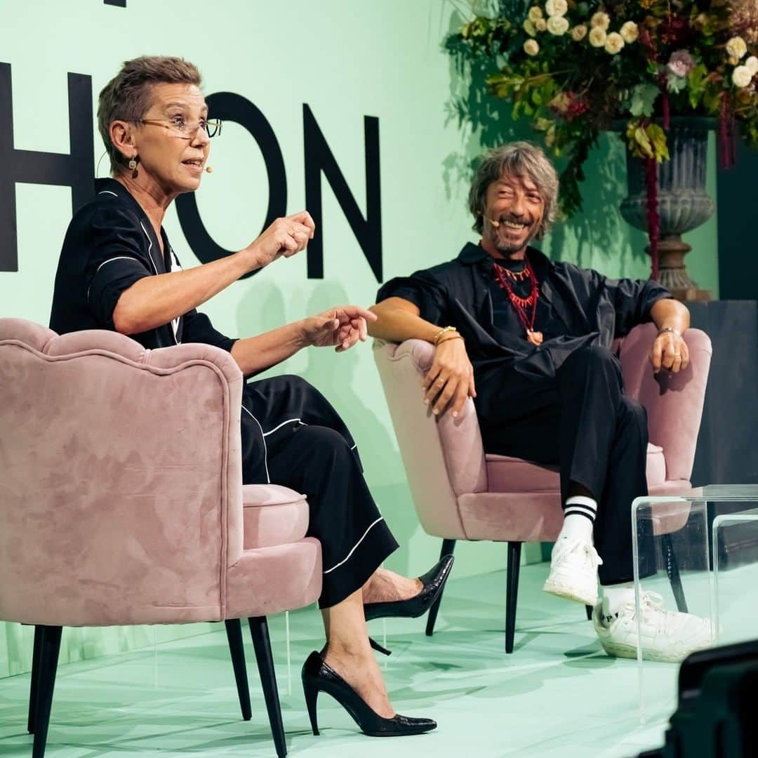 Vogue Italiaのインスタグラム：「«La monocromia sceglie di vedere tutto meglio. Sembra assurdo, ma gli artisti che usavano un solo colore davano un senso diverso alla prospettiva, invitavano a guardare più in profondità». In conversazione con Concita De Gregorio (@concitadegregorio), Pierpaolo Piccioli (@Pppiccioli), direttore creativo di @MaisonValentino, ha parlato di colore e fotografia, responsabilità e talento, immagine e iconicità. Ascolta il podcast completo del talk avvenuto durante la prima edizione italiana di Forces of Fashion a Roma, al link in bio. #ForcesofFashion #Fof」