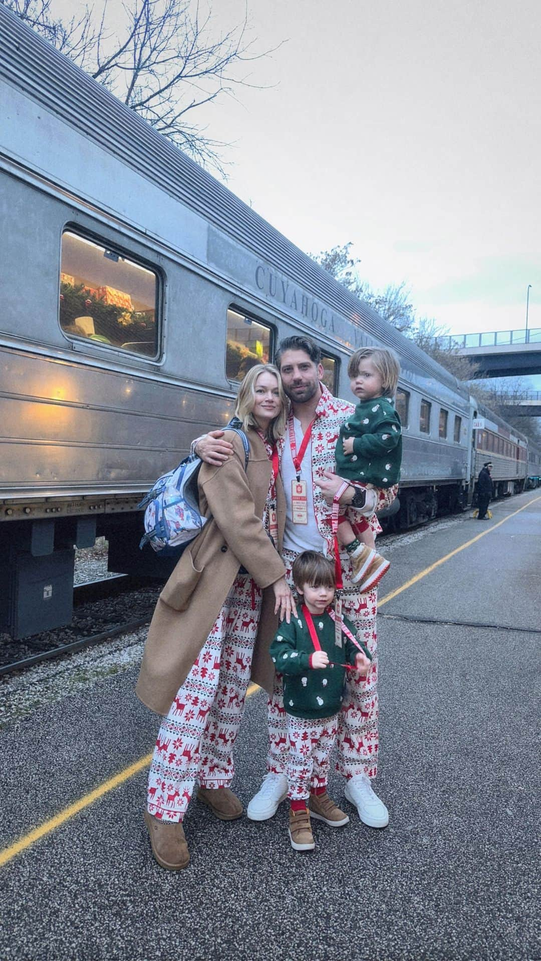 リンジー・エリンソンのインスタグラム：「And just like in the book, they lost their bells 😆🚂🎅🏻 #polarexpress」