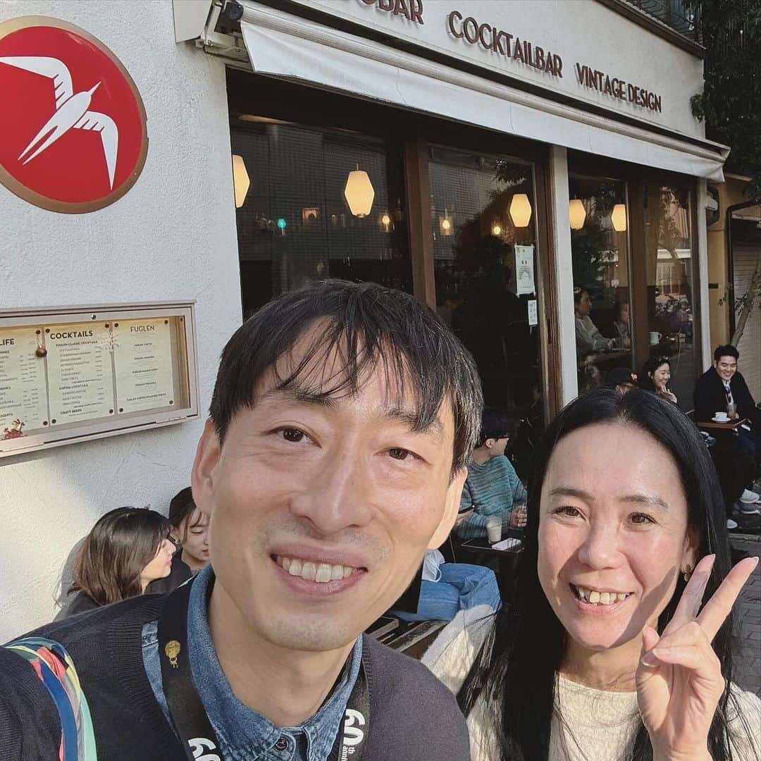 河瀬直美のインスタグラム：「いやぁ〜 久しぶりの渋谷 12月に小春日和💦  なら国際映画祭を一緒に立ち上げ NARAtive やNARAwaveの名称を一緒に考え 311の時にはSense of Homesのプロジェクトを共に打ち出した北川晋二君とランチをしました🎈  シンジは我が社の海外担当としても活躍してくれていた人で、今は東京で奥様と仲良く暮らしながら、自らのやりたい事に邁進していて、久しぶりに語り合いました！  やっぱ気心知れてる人との語らいはあっという間に過ぎ去って、私は次の打ち合わせに…彼も仕事に戻っていきました。  ところが、私が次の打ち合わせが終わってタクシーを待っていた時、トントンと肩を叩かれ、振り返ったらなんと、またシンジがそこにいた🤣 なんなん？  やっぱ あたしらソウルメイトなんかな… 10年ほど前に彼が私に言ったその言葉『ソウルメイト』がリフレインしながら、2回目のバイバイをして、『またね』を想った不思議な日でした🎁  美味しいきんつば さんきう  Wow so long since I'd been in Shibuya a little spring weather in December💦  I had lunch with Shinji Kitagawa, who started the Nara International Film Festival with us, thought of the names of NARAtive and NARAwave with us, and who started Sense of Homes project at the time of 3/11 with us. 🎈  Shinji used to be in charge of our company's overseas operations, and is now living in Tokyo with his wife and pursuing what they want to do. It had been so long since we could speak with one another!  Conversations with people we know so well fly by in a flash, and I had to go to my next meeting, and he had to go back to work.  But, after my next meeting ended and I was waiting for a taxi, there was a knock-knock on my door, and when I turned around to look, there was Shinji again🤣 What happened?  As expected we're soul mates... The words he said to me about ten years ago, "soul mates" was like a refrain, and we said our second good bye, a peculiar day thinking about "See you later".🎁  Thank you for the delicious kintsuba  #北川晋二 #なら国際映画祭 #ソウルメイト #shinjikitagawa  #narainternationalfilmfestival  #soulmate」