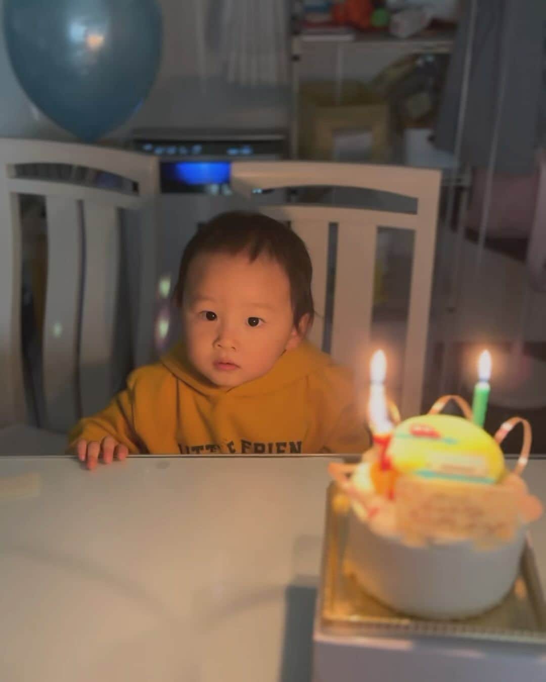 木村安梨沙のインスタグラム：「そして10/19に 息子👦🏻が2歳になりました！！ 家族写真はまともな写真が無くてこんなんですが😂 あっという間にお話しできるようになって 感情や物の名前や人の名前がたくさん言えます！！ ある日急に歌うようになったり毎日驚きがたくさん。 2人目が産まれてたくさん我慢もさせてしまってたり、 1人の時だともっともっと遊んであげたり色んなところに 連れて行ってあげれるのになぁと思いながら 申し訳ない気持ちでいっぱいだったけど、 私なりに息子にはそんな気持ち以上のたくさんの愛情を注いであげれたらと思います。 自己嫌悪に陥ってる時も ままぁ？ままぁ？かわいいねぇ〜☺️とか いい子いい子って言いながら頭を撫でてくれる。 いつまでもそのままの優しい息子でいてほしいです✨ 健康に何もなく育ってくれるだけでも 幸せなことだけどね。 これからもたくさん思い出作っていこうね！！ これを書きながら今までの思い出が 昨日のことのように思い出せて涙腺崩壊していますが🤣笑 大変なことも多いですが お母さん！共に頑張りましょう！笑」