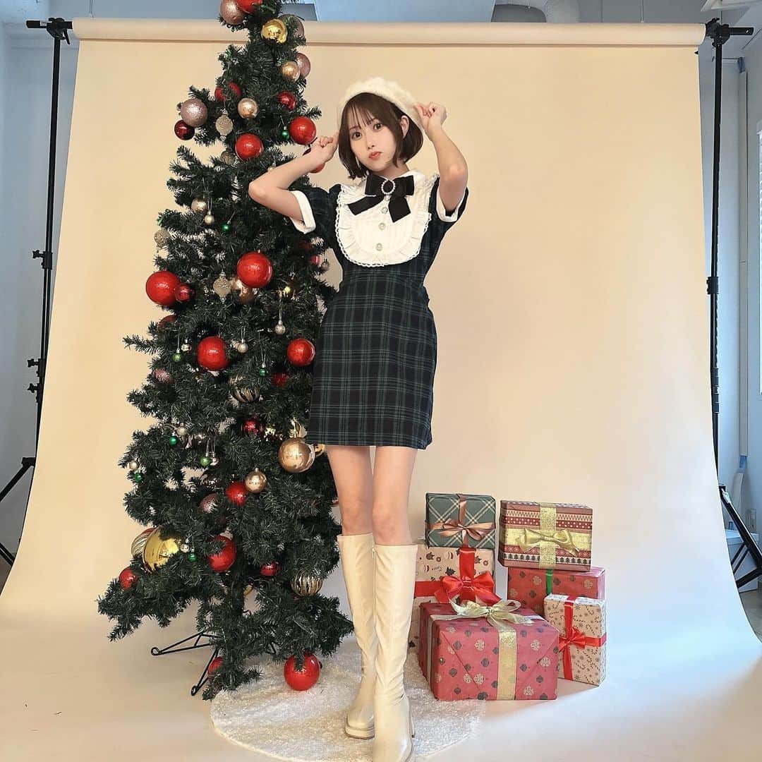 橋本桃呼のインスタグラム：「クリスマスプレゼントはももこからの愛でOK？？😼💖  #クリスマス #クリスマスコーデ #christmas #christmastree #xmas  #instagramjapan #instagood #instafashion #instapic #japanesegirl #일상 #데일리 #셀카 #셀스타그램 #데일리룩 #오오티디 #ootd #followme」