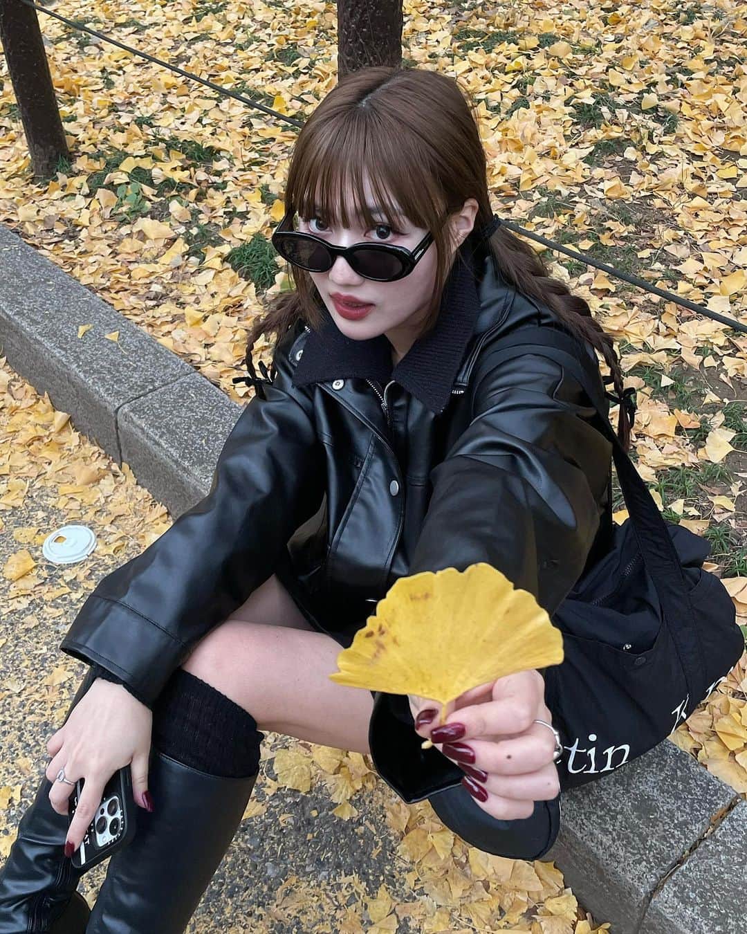 河崎みーなのインスタグラム：「この日の髪の毛かわいーの🖤  三つ編みを二つずつに分けて結んだ所にリボンつけるだけで今っぽくなるからオススメ🎀 髪の毛可愛いくしたからオールブラックで可愛すぎないコーデにしてみた🖤  髪の毛につけてるリボンは　SHIENのID:26581594 で買ったよん〜〜❕  お洋服は最後にタグつけした🏷🍂 . . . . .」
