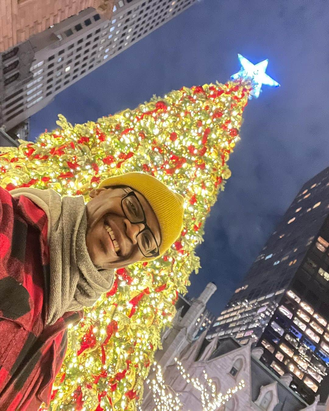 ラリー・ギリアード・Jrさんのインスタグラム写真 - (ラリー・ギリアード・JrInstagram)「Sometimes I get an urge to be a tourist in my own town! Mix that feeling with the Christmas season and you spend a day hunting down Christmas trees! And here they are! 1)Rockefeller Center Tree 2)The Lotte Hotel Tree (My Favorite) 3)Wall street tree 4)NY Public Library tree 5)Grand Central tree 6)Bryant Park tree 7)Central Park Meer floating tree 8)Fifth Ave. Snowflake 9)Hudson Yards Light Show 10) The Rock Tree again in all its glory!!! #christmas #nycchristmastree #lgjrlifestyle #lawrencegilliardjr #christmasspirit」12月10日 22時44分 - thereallgjr