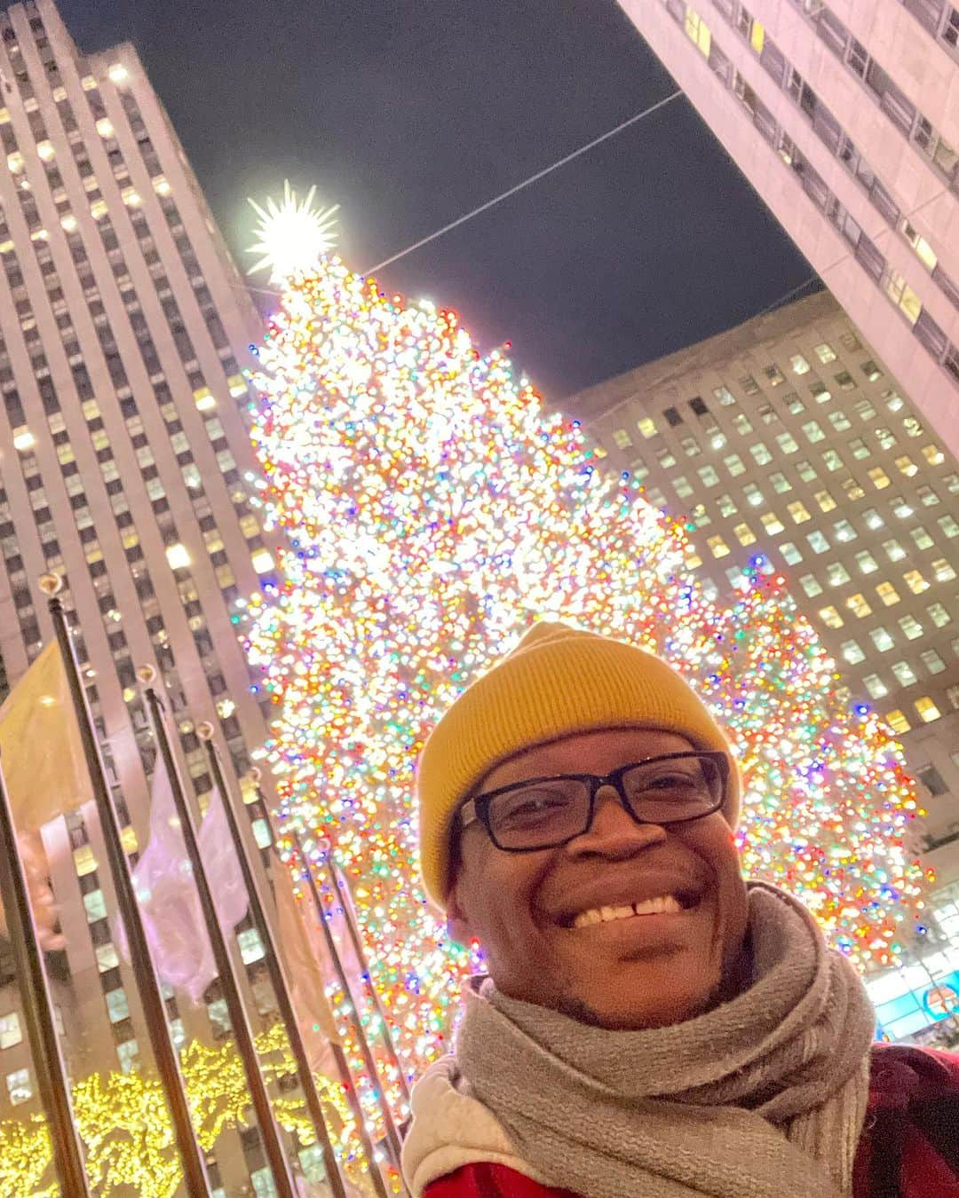 ラリー・ギリアード・Jrのインスタグラム：「Sometimes I get an urge to be a tourist in my own town! Mix that feeling with the Christmas season and you spend a day hunting down Christmas trees! And here they are! 1)Rockefeller Center Tree 2)The Lotte Hotel Tree (My Favorite) 3)Wall street tree 4)NY Public Library tree 5)Grand Central tree 6)Bryant Park tree 7)Central Park Meer floating tree 8)Fifth Ave. Snowflake 9)Hudson Yards Light Show 10) The Rock Tree again in all its glory!!! #christmas #nycchristmastree #lgjrlifestyle #lawrencegilliardjr #christmasspirit」