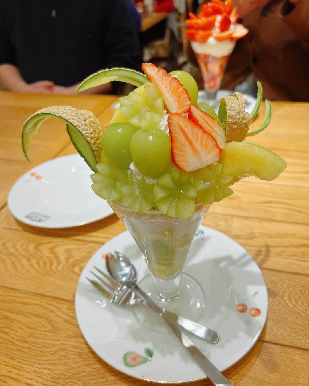百合沙さんのインスタグラム写真 - (百合沙Instagram)「パフェマジで美味しかった🤤 良い休日でした✨ 明日からまた節制する💪  #渋谷 #パフェ #果実園リーベル #シャインマスカット」12月10日 22時47分 - dorado.yurisa