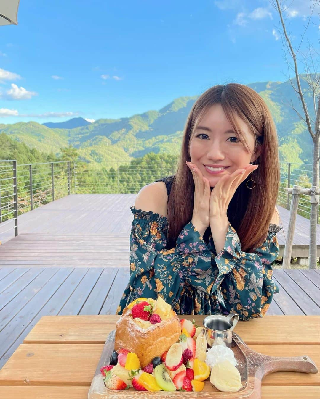 にゃんさんゴルフのインスタグラム：「🥞🍓🫐🍌🍨  景色良き🙆‍♀️ 天気良き🙆‍♀️  周りは山に囲まれている😮  キャンプもできるみたい！  #テラスカフェ#岐阜旅#東白川村 #croce#croceseason2」