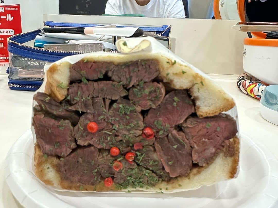 高嶋ちさ子のインスタグラム：「大阪フェスティバルホール、素晴らしくノリの良いお客さまありがとうございました 朝から頭痛が酷かったけど、一瞬で治りました。大阪の皆さんは、私のバファリン 今日はとにかく差し入れが沢山！！！ なんと藤井フミヤ様から沢山のケーキを頂きました。勿体無いけど食べちゃいました 1枚目のは「レアハラミサンド」見た目よりずっと柔らかいお肉でした あとみたらし団子も最高でした 最近客席いじりが悪化してるかもです… 怒ってる人いたらごめんなさい…  家に帰ったら、家中がクリスマス🎄🤶でした #家庭内のモットー #やれることをやれる人がやる」