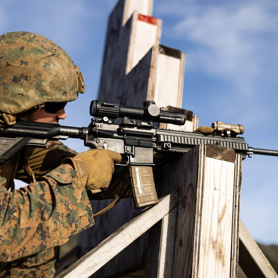 アメリカ海兵隊さんのインスタグラム写真 - (アメリカ海兵隊Instagram)「Squad Comp.  📍@MCB_Hawaii (Nov. 28, 2023)  #Marines with @3dmardiv conduct an annual squad competition.  The competition tests the Marines’ physical fitness levels, improves tactical proficiency, and builds unit cohesion.   📷 (U.S. Marine Corps photo by Cpl. Malia Sparks)  #USMC #MarineCombatArms #Competition #Training」12月10日 23時00分 - marines