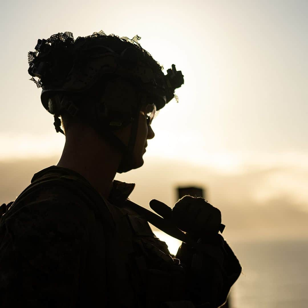 アメリカ海兵隊のインスタグラム：「Squad Comp.  📍@MCB_Hawaii (Nov. 28, 2023)  #Marines with @3dmardiv conduct an annual squad competition.  The competition tests the Marines’ physical fitness levels, improves tactical proficiency, and builds unit cohesion.   📷 (U.S. Marine Corps photo by Cpl. Malia Sparks)  #USMC #MarineCombatArms #Competition #Training」