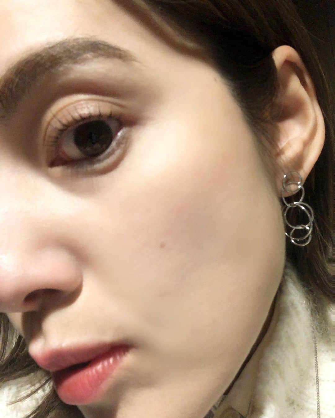 佐藤由季のインスタグラム：「実は初めての #まつ毛パーマ でした👁(上のみ) 先日、友人のオススメで表参道の #Toli さん @toliomotesando へ✨ 最初から丁寧に説明して下さり 声をかけながら進めて下さったので 安心でした☺️ また、まつ毛を上げる具合の細かい微調整も できるんですね😳 私は、ナチュラルだけど しっかり上がった感じも欲しい！！ という欲張りタイプでしたが😂🙏 大満足の仕上がりでした✨ いつもまつ毛がなかなか上がらなくて 時間がかかっていた朝も、 夕方になるとすっかりまつ毛が 下を向いてしまい困っていた夜も、 これで楽々！気持ちも上がる！ もっと早くまつ毛パーマすれば良かった🥴 私のように初めての方もオススメなので 是非行ってみて下さい🌟 ありがとうございました🥰  ちなみに、まつ毛が上がっていると ノーメイクでもお出かけしやすくなり🤭 プライベートは特にそういう日が多くなった ので、とある日の私服も載せておきます🥴 #と言っても眼鏡とサングラスでカモフラージュしてますけどね 🫣 #下を向いていますがまつ毛は上がっています 😂🙏  #PR  #表参道  #トリ  #マツパサロン  #まつ毛パーマ上  #美容  #フリーアナウンサー  #佐藤由季  #お店の方々も話しやすくて居心地の良い雰囲気でした ☺️ #まつ毛の写真を撮ろうとするとどうしても顔がどアップになってしまい恥ずかしい…すみません 。。。笑 #今のところパーマはしっかりキープできています 👀」