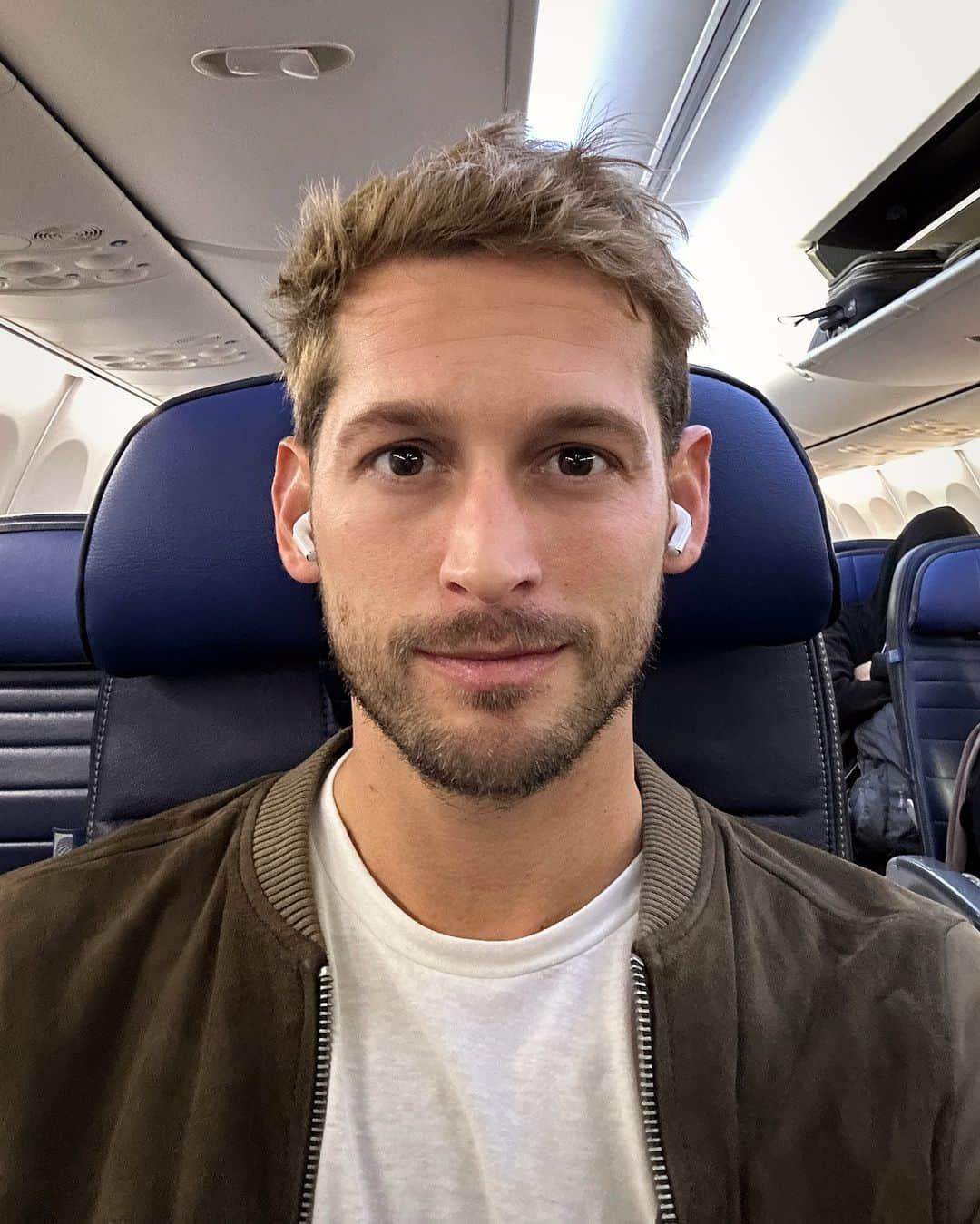 マックス・エマーソンのインスタグラム：「Ur picking me up at the airport, right?」