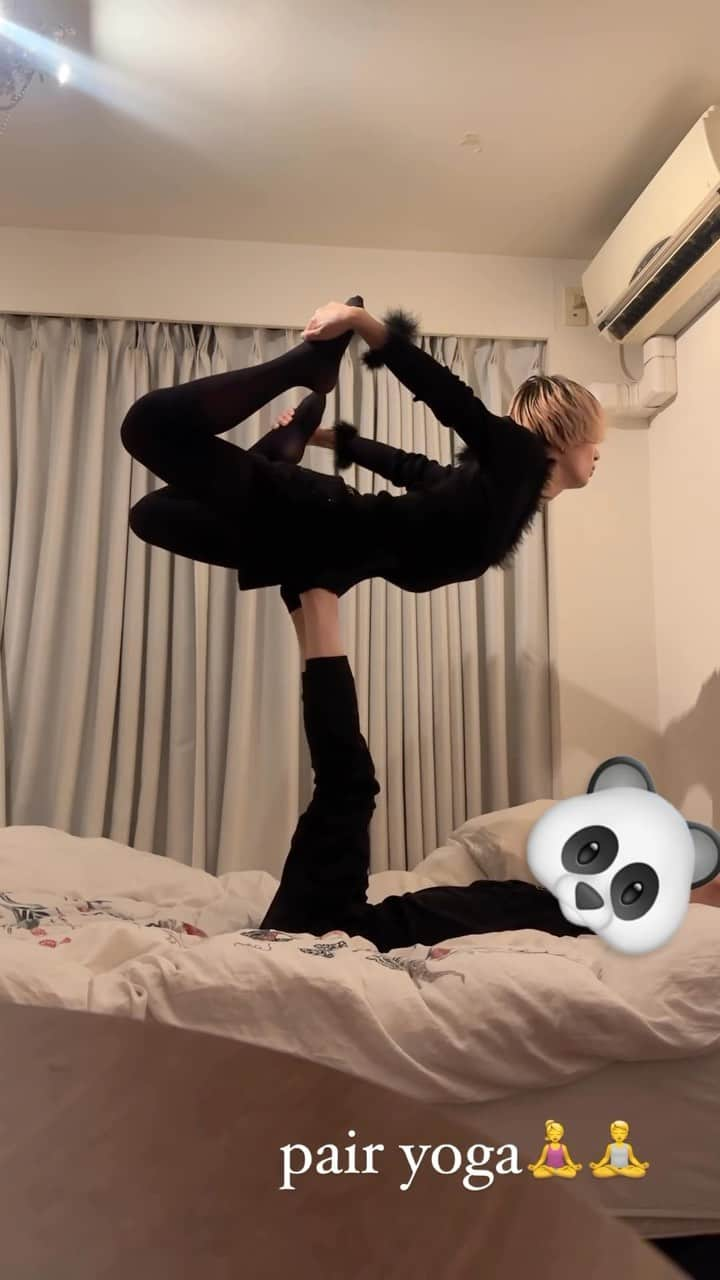 中川友里のインスタグラム：「ストーリーで好評だったので😂  pair yoga (acroyoga)は両者の筋力、体幹、信頼関係🏋️🪄✨  あ、落ちた時の保護マットが必要🐏  軸取れるとそんなに筋力の抜くとこ見える🪿  ノリで初めてやってみたらできたのでバリエーション増やしてみよう🐨💡  #acroyoga」