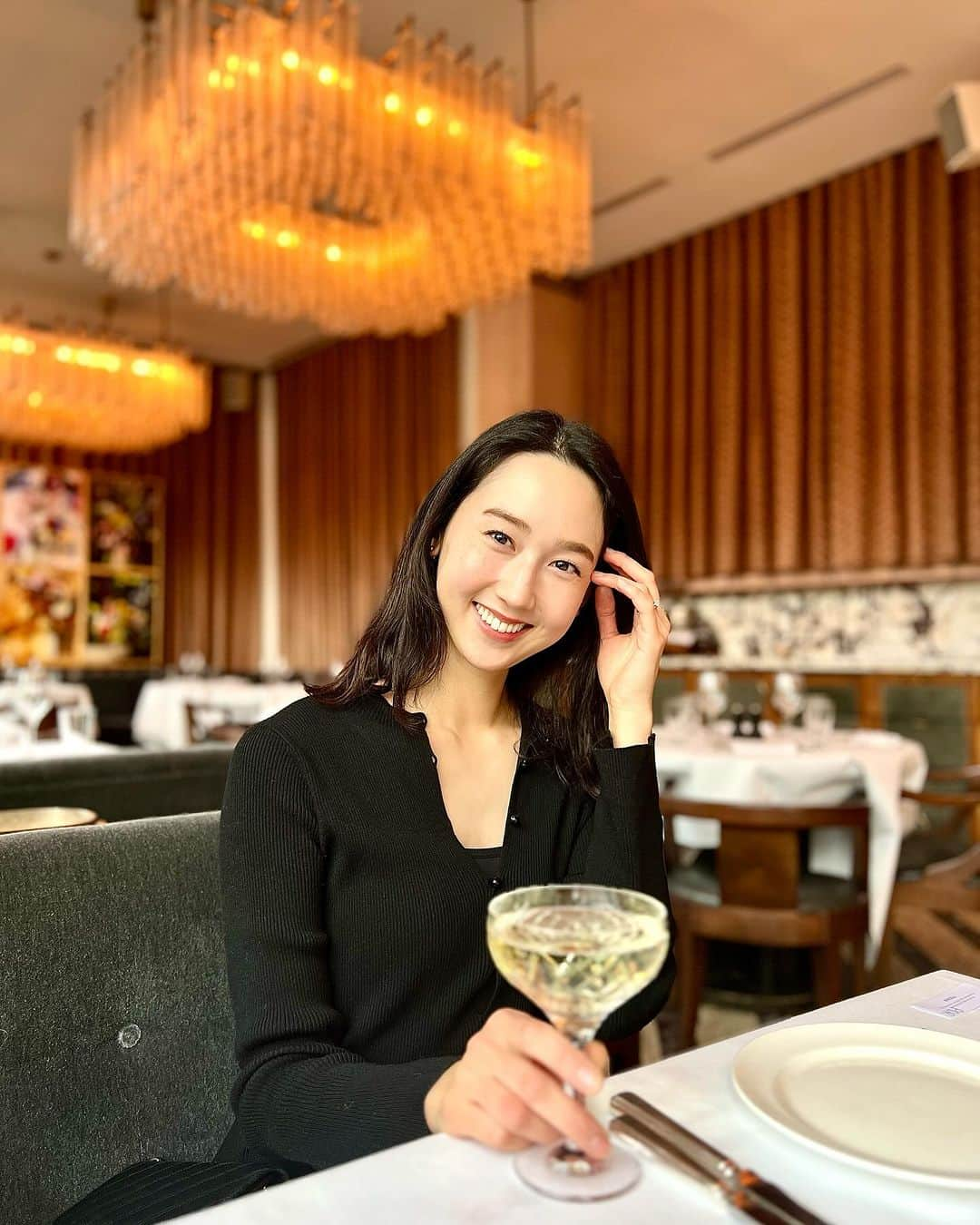 松原汐織さんのインスタグラム写真 - (松原汐織Instagram)「Cheers to our 5th wedding anniversary💍  This is the first time to celebrate our anniversary with our daughter♡ We had a special lunch at @cecconisrestaurants . We shared Beef tartare, Calamari, Meatballs, Tonnarelli cacio &pepe and Tiramisu. Everything was amazing🇮🇹 Also, there is a nappy-changing seat and baby chairs. Some babies came there that day. It’s a baby-friendly gorgeous restaurant. Probably all parents like there. Anyway, thank you always to my dearest husband. Love you so much❤️❤️❤️ ・ ・ 結婚５周年のお祝いランチでCecconi’sへ🥂 SOHO HOUSEというホテルの一角にあるイタリアンレストラン。お洒落で、お料理も美味しくて、ベビーフレンドリーで最高！赤ちゃん連れも数組いたので、気持ちもラクでした👶🏻💕  娘が生まれてから初めての結婚記念日に素敵な思い出ができて嬉し〜！これからも末永くよろしくね👦🏻❤️  ー #baby #babygirl #9monthsold #mumofagirl #lovemyfam #netherlands #amsterdam  #cecconis #sohohouse #lekker #weddinganniversary  #オランダ #オランダ生活 #オランダグルメ  #アムステルダム #アムステルダム生活  #アムステルダム子育て #オランダ子育て #子連れアムステルダム #オランダグルメ  #ヨーロッパ #ヨーロッパ在住 #ヨーロッパ子育て #海外子育て #海外子育てママ #令和5年ベビー #女の子ママ  #shioriinnetherlands2023」12月10日 23時05分 - shiori_ma_