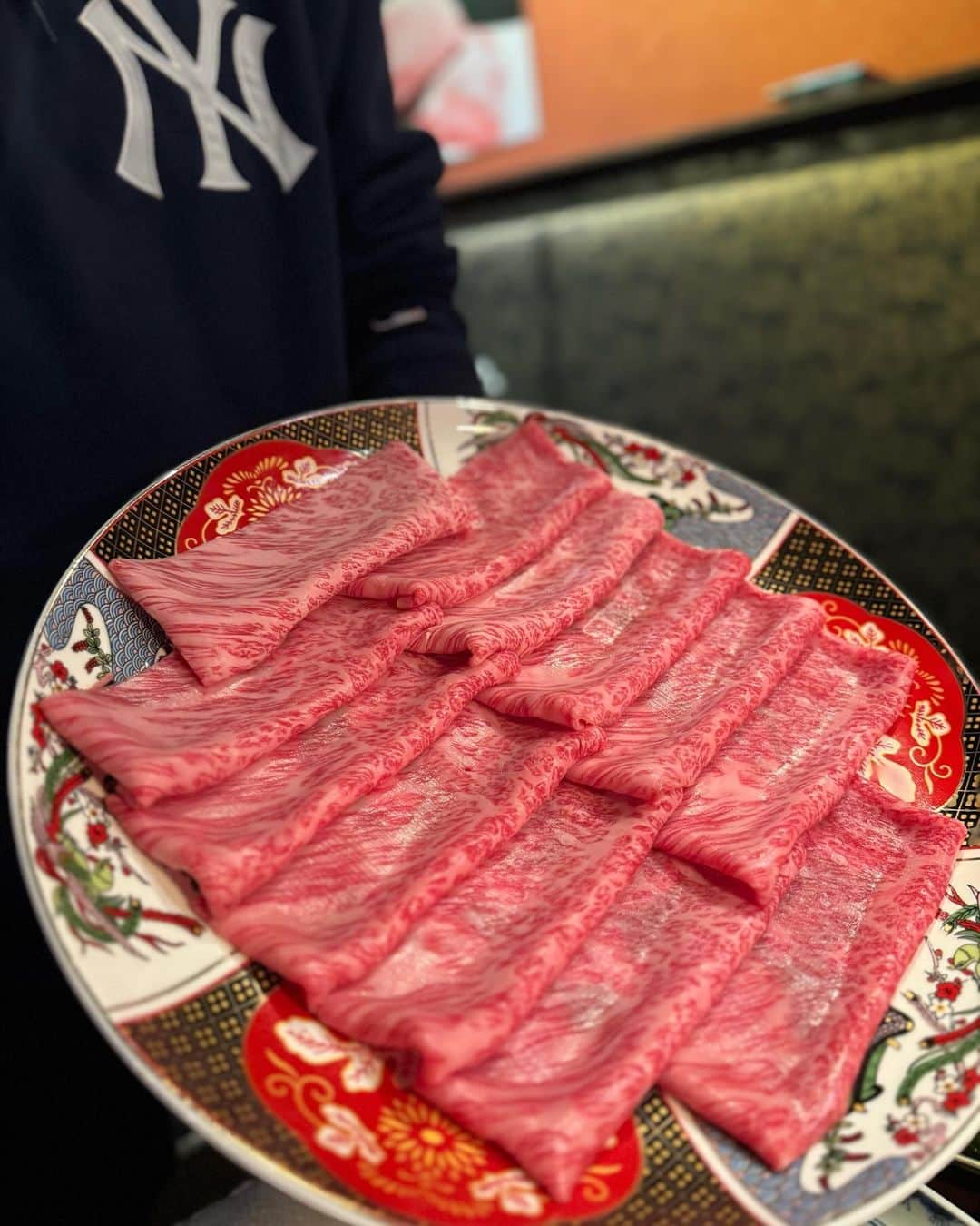 岩根沙恵子?さえみるさんのインスタグラム写真 - (岩根沙恵子?さえみるInstagram)「🍖𝕆𝕟𝕚𝕜𝕦  珍しくお肉を食べに行った日〜♡  特大ピラミッドユッケが気になって、 蒲田にある【肉の頂】へ行ってきました😗🩷 @kamata__itadaki   脂身が苦手なので、今回のコースは脂少なめで🥹🙏 おかげ様で全て美味しくいただけました❤️ ボリュームたっぷりだった！  演出がすごい！✊ お肉の玉手箱も迫力あったーーー💎 そして！ ピラミッドユッケ、すごかった😆 卵たっぷり最高すぎ！蛋白質だらけで嬉しい🌼🥺  冷麺もデザートも私の好みでした🤤 贅沢すぎるディナーでした！  コスパ最高だから、また行きたいお店です✨◎ ご馳走さまでした♡  みやちゃんお誘いありがとう🩷 @bitekitabi_miya   #蒲田グルメ #さえみる東京 #管理栄養士 #やきにく #蒲田飲み #焼肉デート #ユッケ #玉手箱 #飯テロ #肉会」12月10日 23時07分 - saemiltiii