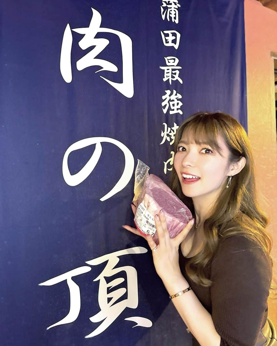 岩根沙恵子?さえみるさんのインスタグラム写真 - (岩根沙恵子?さえみるInstagram)「🍖𝕆𝕟𝕚𝕜𝕦  珍しくお肉を食べに行った日〜♡  特大ピラミッドユッケが気になって、 蒲田にある【肉の頂】へ行ってきました😗🩷 @kamata__itadaki   脂身が苦手なので、今回のコースは脂少なめで🥹🙏 おかげ様で全て美味しくいただけました❤️ ボリュームたっぷりだった！  演出がすごい！✊ お肉の玉手箱も迫力あったーーー💎 そして！ ピラミッドユッケ、すごかった😆 卵たっぷり最高すぎ！蛋白質だらけで嬉しい🌼🥺  冷麺もデザートも私の好みでした🤤 贅沢すぎるディナーでした！  コスパ最高だから、また行きたいお店です✨◎ ご馳走さまでした♡  みやちゃんお誘いありがとう🩷 @bitekitabi_miya   #蒲田グルメ #さえみる東京 #管理栄養士 #やきにく #蒲田飲み #焼肉デート #ユッケ #玉手箱 #飯テロ #肉会」12月10日 23時07分 - saemiltiii