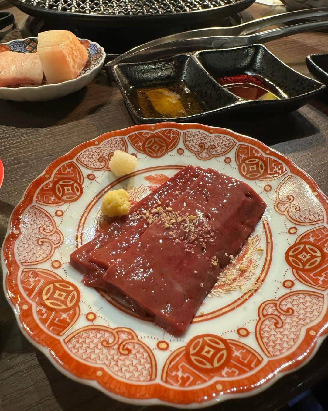岩根沙恵子?さえみるさんのインスタグラム写真 - (岩根沙恵子?さえみるInstagram)「🍖𝕆𝕟𝕚𝕜𝕦  珍しくお肉を食べに行った日〜♡  特大ピラミッドユッケが気になって、 蒲田にある【肉の頂】へ行ってきました😗🩷 @kamata__itadaki   脂身が苦手なので、今回のコースは脂少なめで🥹🙏 おかげ様で全て美味しくいただけました❤️ ボリュームたっぷりだった！  演出がすごい！✊ お肉の玉手箱も迫力あったーーー💎 そして！ ピラミッドユッケ、すごかった😆 卵たっぷり最高すぎ！蛋白質だらけで嬉しい🌼🥺  冷麺もデザートも私の好みでした🤤 贅沢すぎるディナーでした！  コスパ最高だから、また行きたいお店です✨◎ ご馳走さまでした♡  みやちゃんお誘いありがとう🩷 @bitekitabi_miya   #蒲田グルメ #さえみる東京 #管理栄養士 #やきにく #蒲田飲み #焼肉デート #ユッケ #玉手箱 #飯テロ #肉会」12月10日 23時07分 - saemiltiii