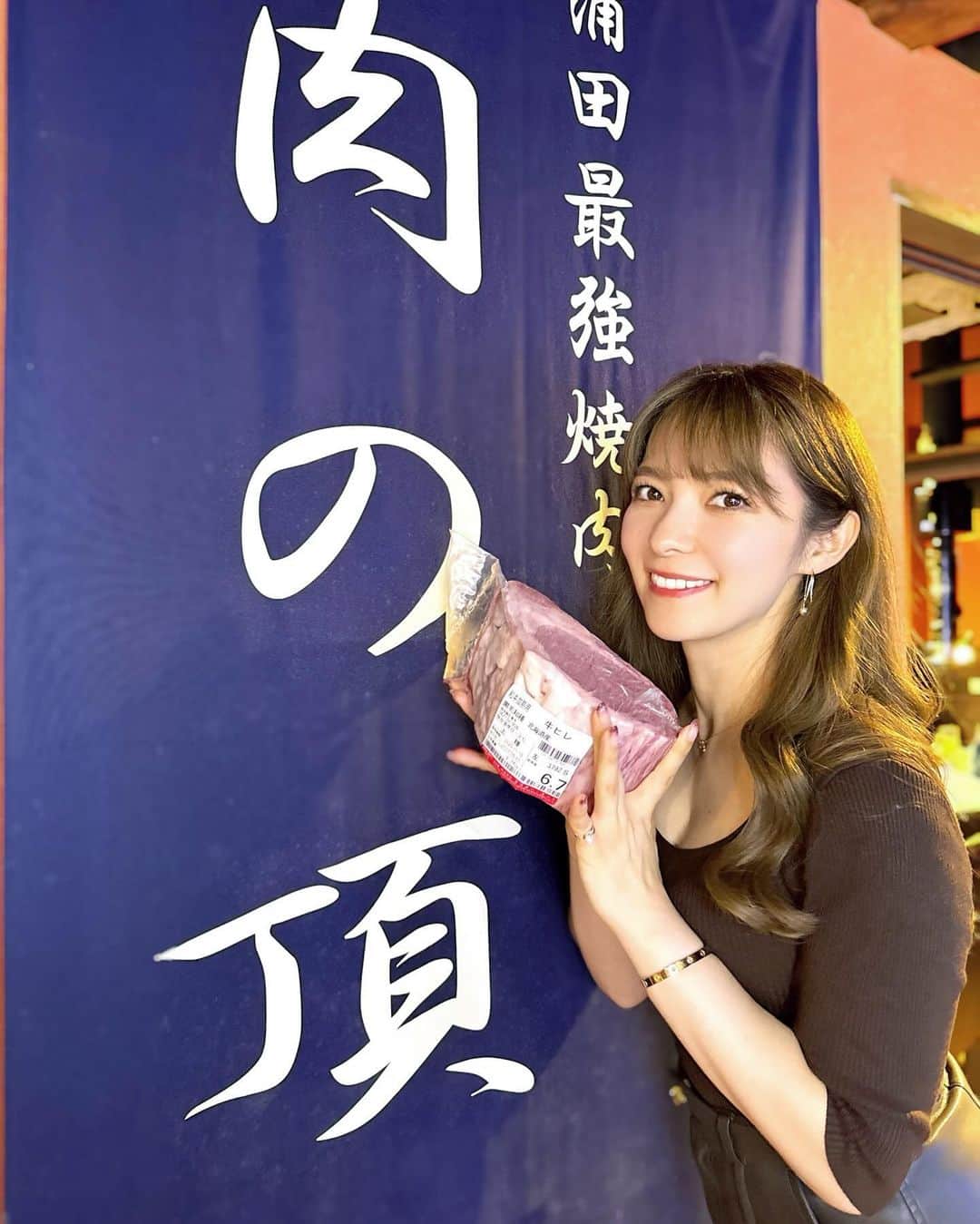 岩根沙恵子?さえみるさんのインスタグラム写真 - (岩根沙恵子?さえみるInstagram)「🍖𝕆𝕟𝕚𝕜𝕦  珍しくお肉を食べに行った日〜♡  特大ピラミッドユッケが気になって、 蒲田にある【肉の頂】へ行ってきました😗🩷 @kamata__itadaki   脂身が苦手なので、今回のコースは脂少なめで🥹🙏 おかげ様で全て美味しくいただけました❤️ ボリュームたっぷりだった！  演出がすごい！✊ お肉の玉手箱も迫力あったーーー💎 そして！ ピラミッドユッケ、すごかった😆 卵たっぷり最高すぎ！蛋白質だらけで嬉しい🌼🥺  冷麺もデザートも私の好みでした🤤 贅沢すぎるディナーでした！  コスパ最高だから、また行きたいお店です✨◎ ご馳走さまでした♡  みやちゃんお誘いありがとう🩷 @bitekitabi_miya   #蒲田グルメ #さえみる東京 #管理栄養士 #やきにく #蒲田飲み #焼肉デート #ユッケ #玉手箱 #飯テロ #肉会」12月10日 23時07分 - saemiltiii