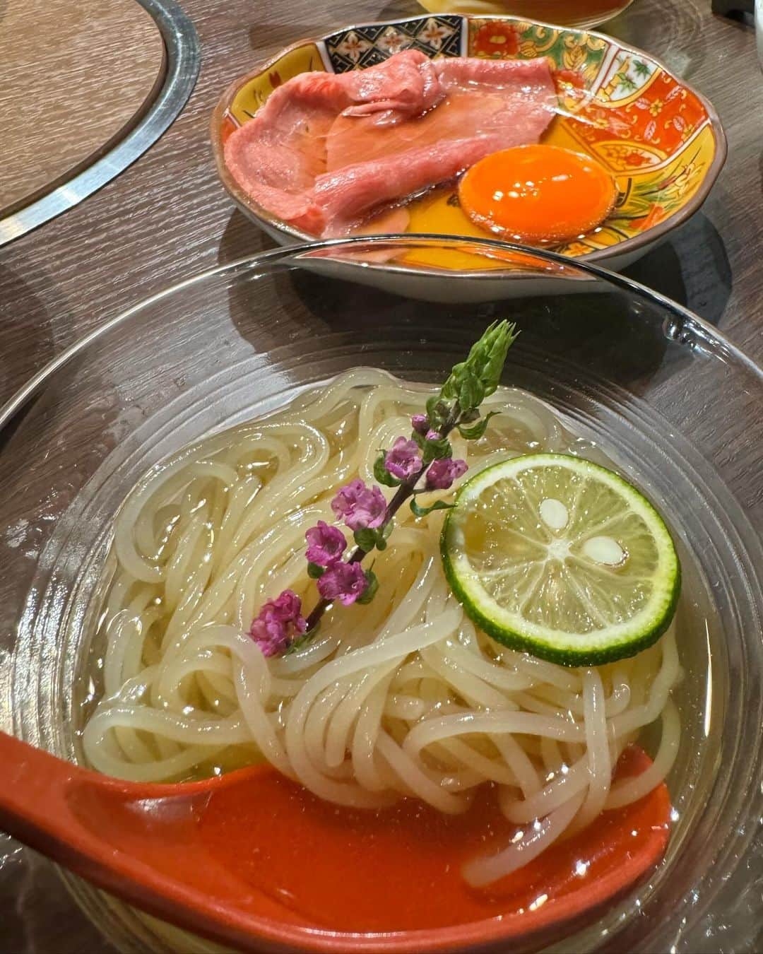 岩根沙恵子?さえみるさんのインスタグラム写真 - (岩根沙恵子?さえみるInstagram)「🍖𝕆𝕟𝕚𝕜𝕦  珍しくお肉を食べに行った日〜♡  特大ピラミッドユッケが気になって、 蒲田にある【肉の頂】へ行ってきました😗🩷 @kamata__itadaki   脂身が苦手なので、今回のコースは脂少なめで🥹🙏 おかげ様で全て美味しくいただけました❤️ ボリュームたっぷりだった！  演出がすごい！✊ お肉の玉手箱も迫力あったーーー💎 そして！ ピラミッドユッケ、すごかった😆 卵たっぷり最高すぎ！蛋白質だらけで嬉しい🌼🥺  冷麺もデザートも私の好みでした🤤 贅沢すぎるディナーでした！  コスパ最高だから、また行きたいお店です✨◎ ご馳走さまでした♡  みやちゃんお誘いありがとう🩷 @bitekitabi_miya   #蒲田グルメ #さえみる東京 #管理栄養士 #やきにく #蒲田飲み #焼肉デート #ユッケ #玉手箱 #飯テロ #肉会」12月10日 23時07分 - saemiltiii