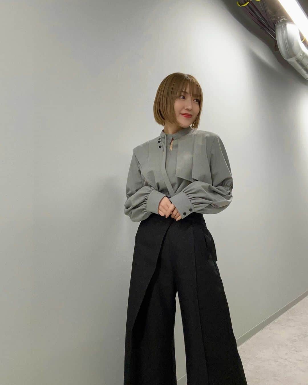 内田眞由美のインスタグラム：「お気に入り衣装🤍 メリクリ聞くと冬を感じます🎅」