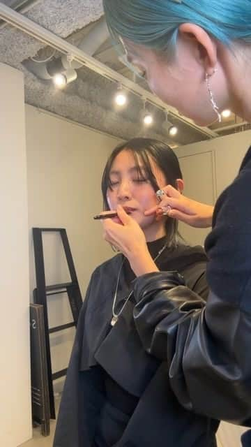 三苫愛のインスタグラム：「初OPEN LIVE IN OSAKA @pluietokyo  @hikari__hashimoto のヘアをカット💇‍♀️」