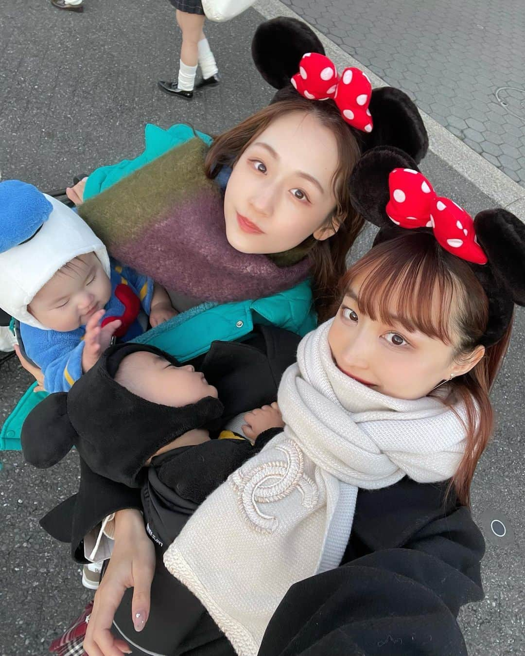 神田咲凛さんのインスタグラム写真 - (神田咲凛Instagram)「Tokyo Disney Sea♥️ ミッキーとドナルドの組み合わせ可愛過ぎたナ🫶 なかなか4ショット上手く撮れなかったけど それもまたいい思い出ということでっ🫡笑  . . . . . . . . . . . . . . . . . . . #東京ディズニーランド #東京ディズニー#ディズニーコーデ #ディズニーランド #ディズニー写真部 #子連れディズニー #子連れディズニーレポ #赤ちゃん連れディズニー　#赤ちゃんのいる生活 #赤ちゃんのいる暮らし #赤ちゃんとお出かけ #令和4年ベビー #1歳女の子 #女の子ベビー #母娘コーデ#ママライフ#ママファッション#ファーストディズニー#初ディズニー#ディズニーコスプレ #ディズニーシー#東京ディズニーシー #クリスマスディズニー」12月10日 23時13分 - t12345vxq