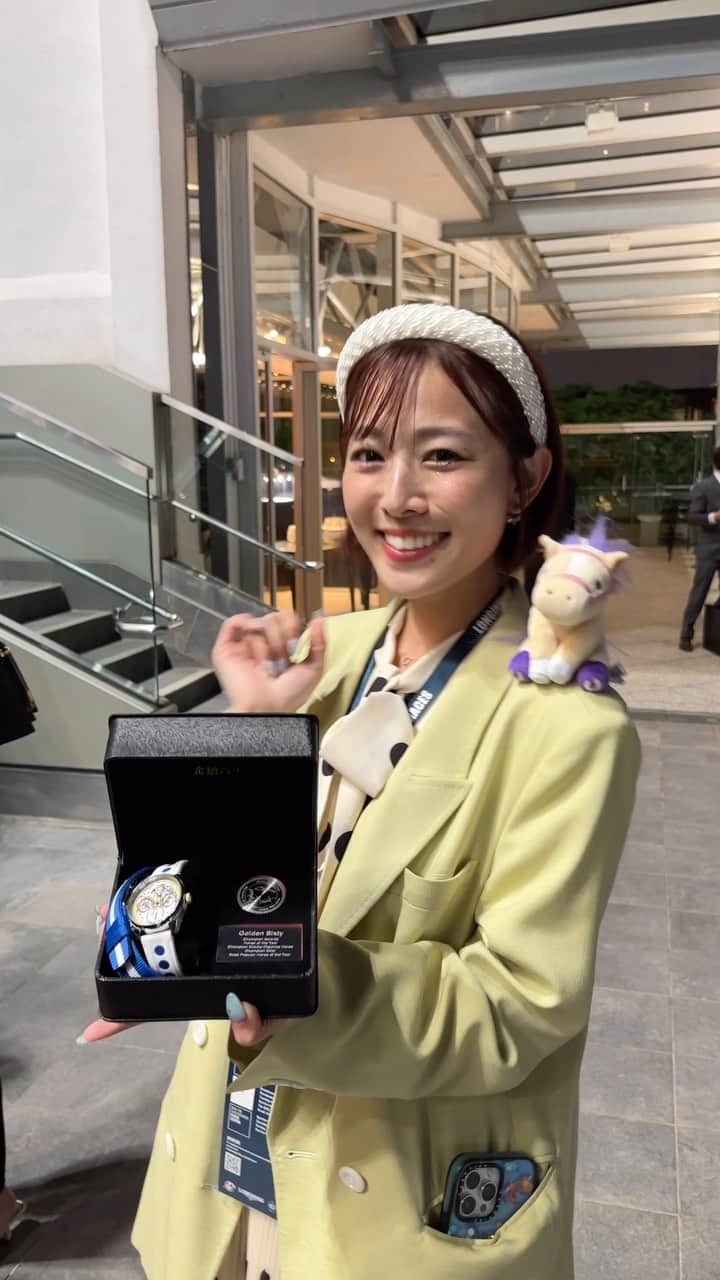桑原茉萌のインスタグラム：「Now THAT’S a gift! 🎁  Japanese superfan @cindystory__ was given a GOLDEN SIXTY watch by owner Stanley Chan! 🤍💛💙  #HKIR | #HKRacing | #ゴールデンシックスティ | #金鎗六十 | #競馬 | #賽馬」