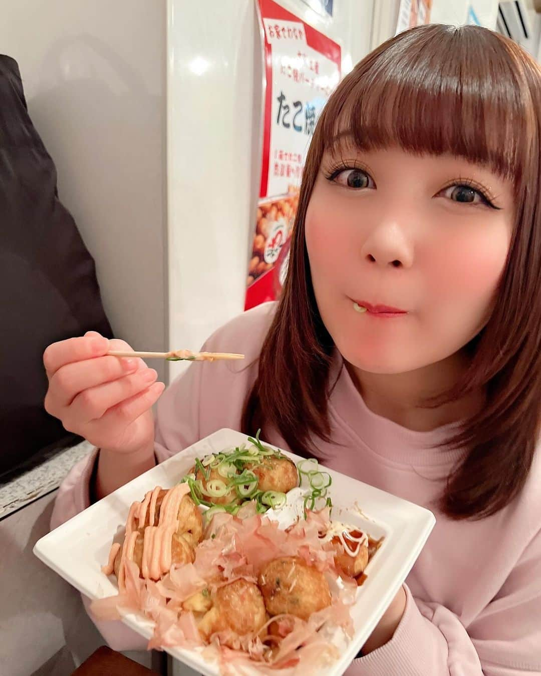 嶋梨夏のインスタグラム：「おネギもシャキシャキで美味しいんだなぁ🤤毎日通えて幸せでしたっ☺️💕💕 . . . . . #被写体 #お仕事依頼受付中 #わなか #たこ焼き #タイラーF #タイラーF大阪 #無責任艦長タイラー #舞台 #演劇 #大阪 #イエスシアター #いっぱい食べる君が好き #もぐもぐ #むちむち #ぷに子 #アラサー女子 #平成元年生まれ #150cm #ファインダー越しの私の世界 #ポートレート #ポートレート撮影 #女優 #actress #photooftheday #JAPAN #japanesegirl #instagood #followme #ricashima #嶋梨夏」