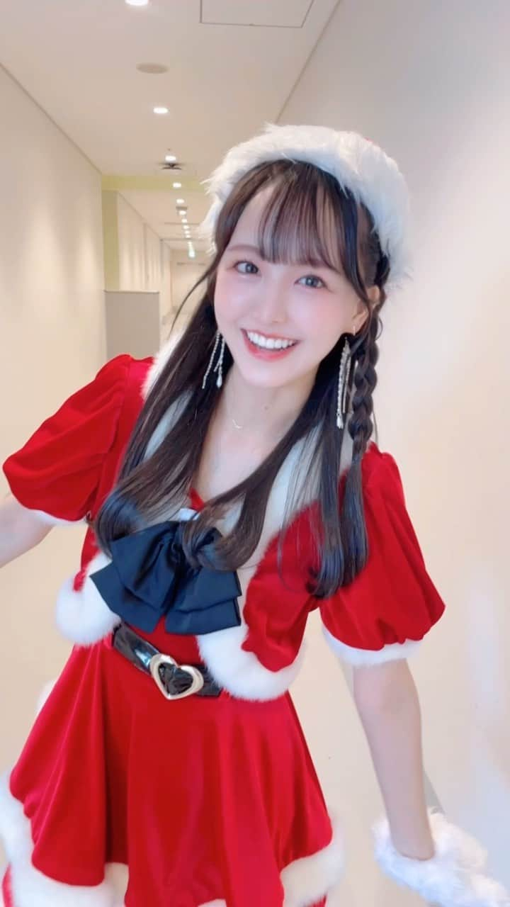 福田朱里のインスタグラム：「サンタさんになりました！ちゅ😚💗  #サンタコス #クリスマス #メリークリスマス #サンタさん #クリスマスコーデ #クリスマスコスプレ #アイドル #サンタ #コスプレ #福田朱里 #STU48 #merychristmas #christmas #xmas #ootd #winterfashion #idol #santacruz #japanesegirl #japaneseculture #fashion」