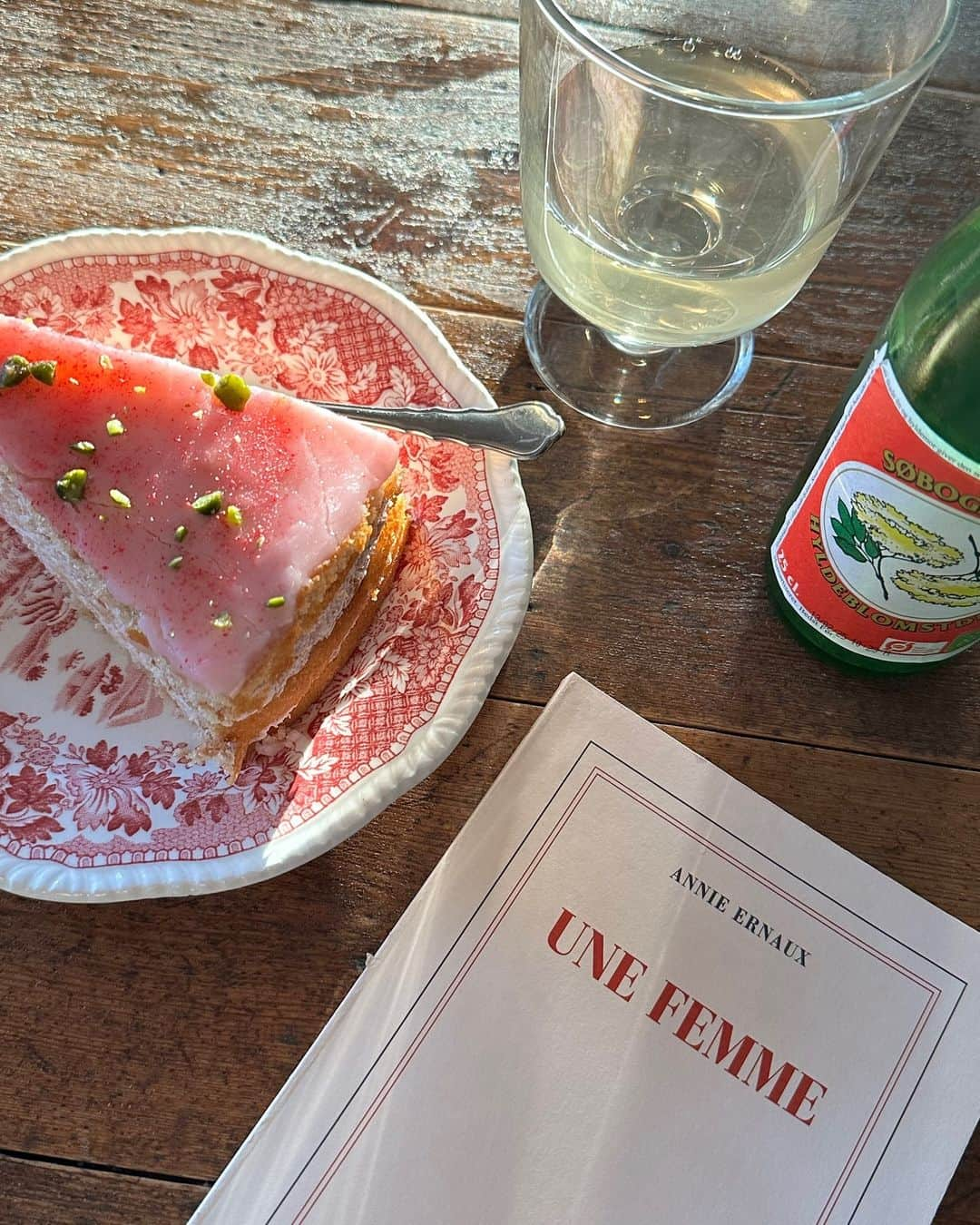 ペルニール・ブルームのインスタグラム：「Sunday treat(s)📖🍰☕️」