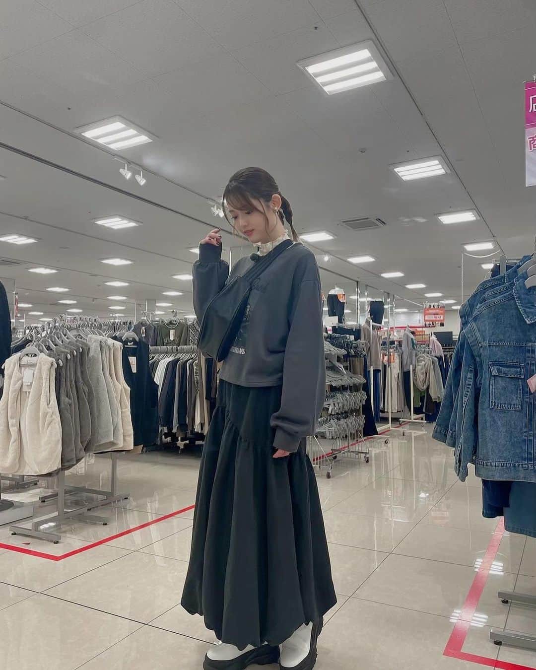 松村沙友理さんのインスタグラム写真 - (松村沙友理Instagram)「🍎  「サスティな！」 新内眞衣ちゃんと しまむらさんでロケしました🫶  大好きなまいちゅんとロケ楽しかった〜❤️ しまむらさん凄いでした🥳  二枚目からは 全身#しまむらコーデ」12月10日 23時35分 - matsumura_sayuri_official