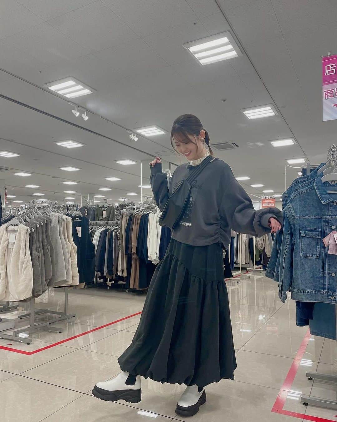 松村沙友理さんのインスタグラム写真 - (松村沙友理Instagram)「🍎  「サスティな！」 新内眞衣ちゃんと しまむらさんでロケしました🫶  大好きなまいちゅんとロケ楽しかった〜❤️ しまむらさん凄いでした🥳  二枚目からは 全身#しまむらコーデ」12月10日 23時35分 - matsumura_sayuri_official