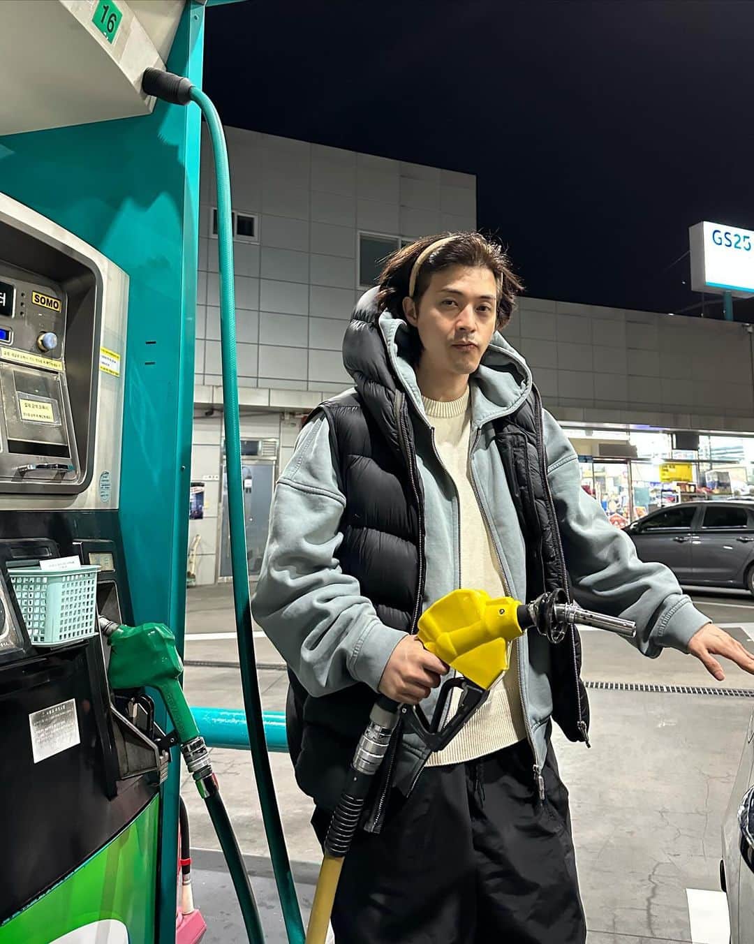 キム・ジフンのインスタグラム：「_  기름 넣으실분?」