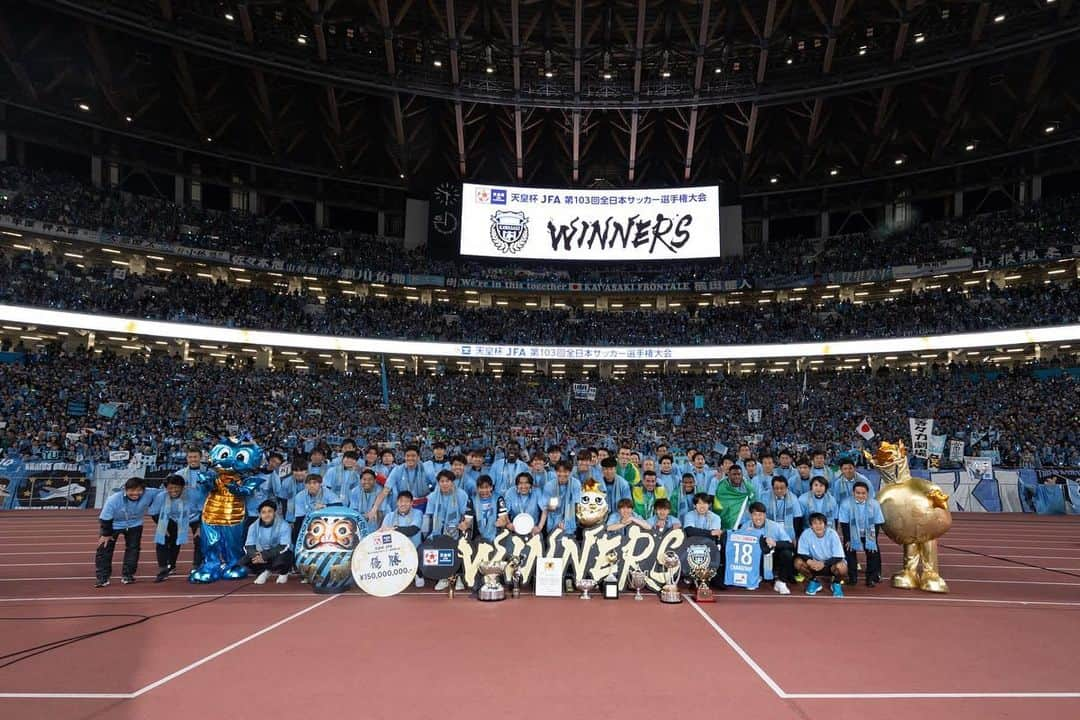 バフェティンビ・ゴミスさんのインスタグラム写真 - (バフェティンビ・ゴミスInstagram)「Congratulations to all the team @kawasaki_frontale for this important tittle.  To the staff and all peoples who bring there part for this victory happened.  Thank you to our magnificent supporters who are always behind us and helped us to succes.  That’s an honour for me to join the club of Kawasaki in the middle of the season and had chance to win this tittle. I’m so Glad.  love you ❤️」12月10日 23時42分 - bafetimbigomis