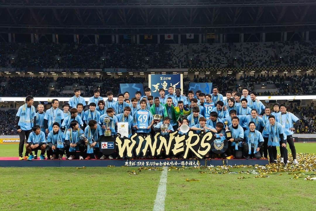 バフェティンビ・ゴミスさんのインスタグラム写真 - (バフェティンビ・ゴミスInstagram)「Congratulations to all the team @kawasaki_frontale for this important tittle.  To the staff and all peoples who bring there part for this victory happened.  Thank you to our magnificent supporters who are always behind us and helped us to succes.  That’s an honour for me to join the club of Kawasaki in the middle of the season and had chance to win this tittle. I’m so Glad.  love you ❤️」12月10日 23時42分 - bafetimbigomis