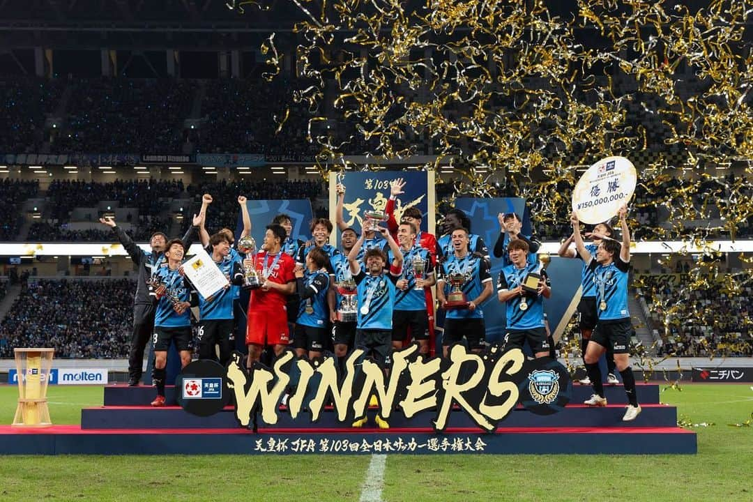 バフェティンビ・ゴミスのインスタグラム：「Congratulations to all the team @kawasaki_frontale for this important tittle.  To the staff and all peoples who bring there part for this victory happened.  Thank you to our magnificent supporters who are always behind us and helped us to succes.  That’s an honour for me to join the club of Kawasaki in the middle of the season and had chance to win this tittle. I’m so Glad.  love you ❤️」