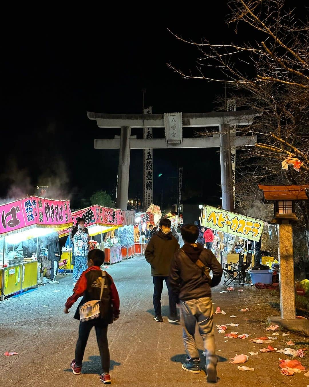 平山ユージさんのインスタグラム写真 - (平山ユージInstagram)「小鹿野を満喫🍻✨🎶🎌🎉  黄色いお家の整理、片付け中、ふと見ると鳥さんが僕らの近くで楽しそうに舞っていた。なんだか遊びたそうだった、  そして、作業してるとお腹が空く、 @shunrai_springthunder で話題の ユウリンチー黄金のかぼすソース、美味かった〜😍  そして、夕方 は伝統のまつり、鉄砲祭りを観に行った‼️ 迫力満点のお祭り。地域の方々の血が騒ぐ様子を見て、祭りに自分のアイデンティティを、僕らにはわからないレベルで、間違いなく感じているようだ。本当に何が特別でその感覚が興味深かった。  今日は天気も良く、最高の一日だった☀️🍻🎌🎉🎉  #neverstopexploring #tnfathletes #tnfjp #ザノースフェイス #bouldering #スポーツクライミング #小鹿野町 #小鹿野町観光大使　#小鹿野クライミング協会 #鉄砲祭り #幸せの黄色いお家 #春雷　#ユウリンチー黄金のかぼすソース　  @basecamp_onlineshop  @basecamp_import  @basecamp_mgmt  @thenorthfacejp  @beal.official  @carbongrip  @climbskinspain  @basecamp_shinbashi  @basecamp_tedogawabashi  @basecamp_kinshicho @basecamp_shinjuku  @basecamp_higashimurayama  @basecamp_hanno  @basecamp_iruma @ogano_town  @oganoclimbing」12月10日 23時43分 - yuji_hirayama_stonerider