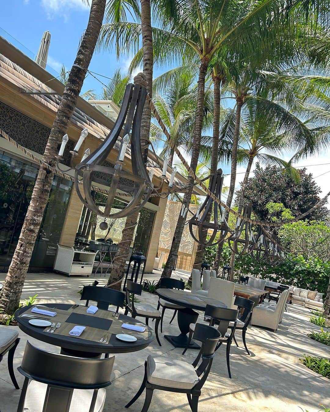 DJ MIYAさんのインスタグラム写真 - (DJ MIYAInstagram)「こんばんわ❤️ Bali島の旅行記（22〜25.Nov.2023） 3日目のお昼♡ホテル内の『SOLEIL』ソレイユさんでランチしましたぁ💓  The Muliaさんの施設内には9つのレストランがあり充実していました🎵  @muliadining  ラグジュアリーな外観と豪華な内装はリゾート🏝️を感じさせてくれます。 窓側の席からは外のプールが見渡せてとても綺麗です*\(^o^)/*  コース料理をいただきみんなでシェアするタイプでした  お店のシグネチャーmocktailを♡みんなで乾杯🎵パイナップルなど入っていてトロピカル〜  前菜はお野菜たっぷりでとても嬉しい💓  パスタも3種類のMaccheroni（マカロニ）や中にお肉など具材が入ったTortelloni やニョッキなどを楽しめてどれも美味しかった♡  イタリアンスタイルの魚のグリル♡ 大きなお魚ですうー！みんなでシェアしたよ  そしてラムチョップのグリルも  そしてデザートは新作メニューを4人それぞれ違うスイーツを作ってきてくれました💓  すごぉぉーっ！ 美しいの❤️  私のところはピスタチオのムースが敷かれたおしゃれなブリュレ☆  もうスイーツまで気品あって味わえました♡  ありがとうございました🎀  トリップアドバイザーでもとても人気のレストランです。  『ソレイユ(SOLEIL)』地中海料理 エレガントな雰囲気の店内はオーシャンビューレストラン  営業時間: 朝食7:00〜11:00 ランチ 11:00〜15:00 ディナー　18:00〜23:00  『THE MULIA』ムリアリゾート・ヌサドゥア(Mulia Resort Nusa Dua  Bali) さんにご招待いただき宿泊させて頂きました♥️  Access: デンパサール(ングラ・ライ)国際空港から車で約25分  THE MULIA, MULIA RESORT & VILLAS - NUSA DUA, BALI  〒80363 Jalan Raya Nusa Dua Selatan Kawasan Sawangan, Nusa Dua Bali, Indonesia  Jl. Raya Nusa Dua Selatan, Kawasan Sawangan Nusa Dua 80362 Bali, Indonesia  T: +62.361 301 7777  ◉開業:2012年 ◉総部屋数: ◉レストラン 9つあり ◉Wifi:あり ◉ウォシュレット:あり ◉プール3ヶ所あり ◉目の前ビーチ🏖️  #バリ島グルメ #ムリアリゾート #MuliaResortNusaDuaBali #Baliisland #バリ島 #バリ旅行 #バリ島旅行 #TheMulia #MULIARESORT #海外旅行 #バリホテル #海外ホテル #リゾートホテル #ビーチリゾート #ホテル #インドネシア旅行 #タビジョ #五つ星ホテル　 #ラグジュアリーホテル #旅好き女子 #トラベラー #トラベルインフルエンサー #インフルエンサー #インスタグラマー #旅行記 #南国リゾート #ホテル宿泊  #ヌサドゥア #マイトリップMIYA #ホテルレストラン」12月10日 23時43分 - dj_miya