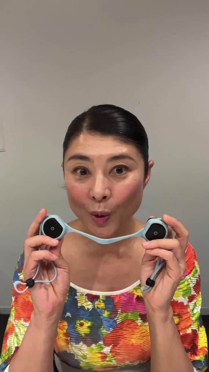 間々田佳子のインスタグラム：「今日は25時からQVCです❣️ #フェイシャルネックリフト 月曜日の23:59まで 特別価格でご購入いただけます✨😊ぜひこの機会に‼️」