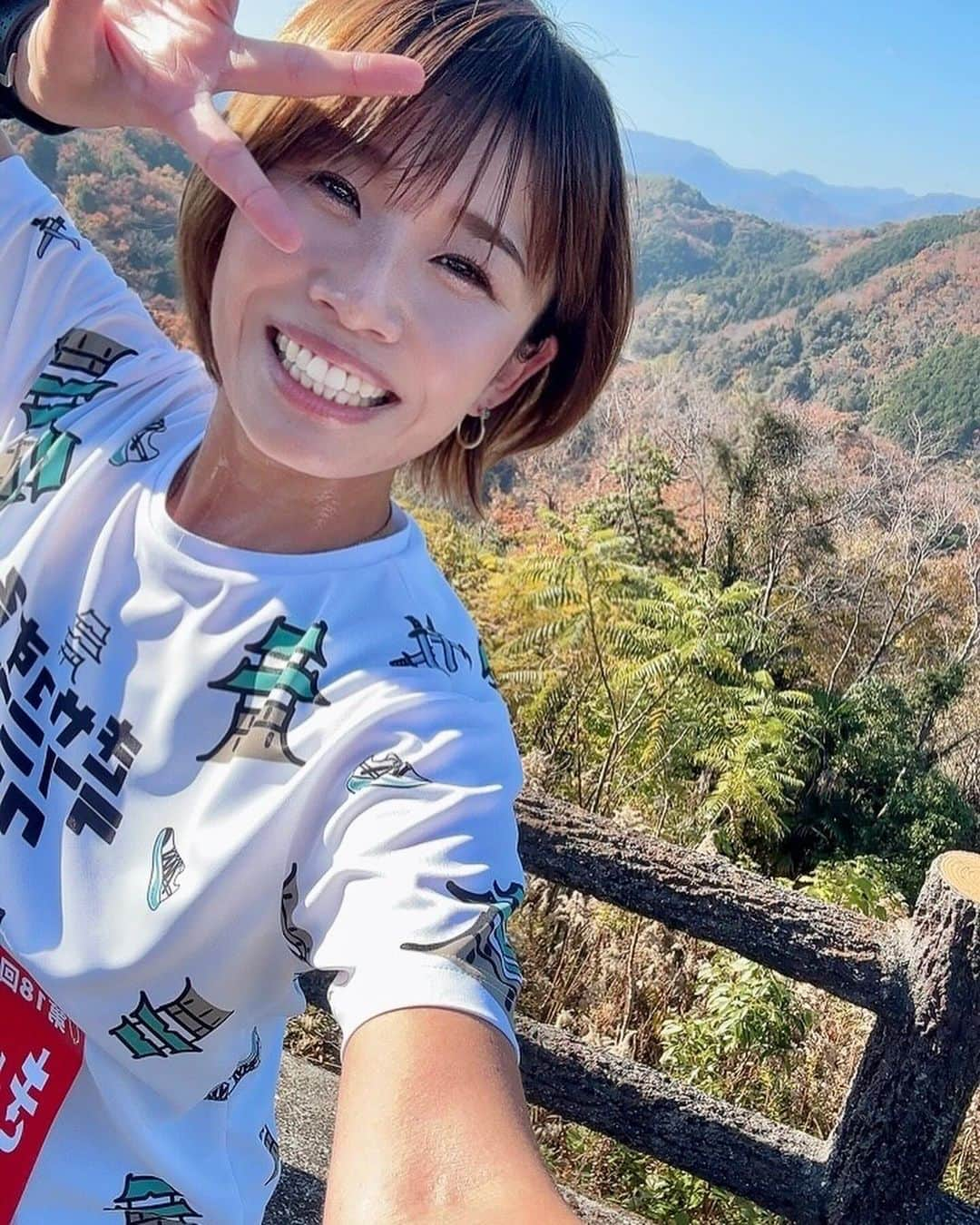 きゃっするひとみーさんのインスタグラム写真 - (きゃっするひとみーInstagram)「#紀美野ふれあいマラソン  ゲストランナーで走りに行ってきました🐼🤍 お城ないのに呼んでいただいて。。！！と思って市長さんと話してたら、公園に大きい遊具があってそれの名前が　#ノアディ城　🏯❤️そんな枠があったのか。。笑  本日開催の奈良マラソンも　#激坂　でとても有名ですが、こちらもパンフレットに激坂と書いてる大会で。（12/9はゲキサカの日なのか？！🫨）  とは言っても。 ハーフベストは赤穂シティ、フルベストが富士山マラソン。先週も激坂の小野ハーフも走りましたし、奈良マラソンも割と好き。ランコレの大高緑地も坂すごいし、掛川新茶も坂すごかったなぁ〜って思いながら『激坂ゆうても。。』と甘く見てました。 甘いレベルではないですね。 それこそ激甘でした。🫣笑  断言します。 これが真実のゲキサカです。笑  そもそものコースが山の上！これはまぁある。その山の上の公園やゴルフ場や展望台のあたりを登って下って10km。 基本の坂の斜度が天理の坂みたい。あそこの往復に生駒ボルダーの一番きついとこの坂も入ったり（距離３倍くらい長い）、最後の坂でさえ妙見くらいあったわ。。笑  知ってるしんどい坂全部凝縮したような。。 でもスライドが基本なのでずっと誰かとすれ違えるので寂しくはないコースです🥰 何よりも山の上なのでめちゃくちゃめちゃくちゃに景色もいい。 コース上にもたくさんのボランティアの皆様がいてくださり、本当に最後まである意味気を抜けない。笑 面白い大会でした😂 でられた皆様、支えてくださった皆様、ありがとうございます🥹❤️  ノアディ城は私も遊びたくなるほど楽しそうな遊具🫶やし、和歌山県の動物愛護センターも真横にあってうさぎやヤギや鳥も🐼 芝生の広場も広々してて家族みんなでこられるなぁ🥹  走り終わってから振る舞ってもらえる豚汁は具沢山だし美味しすぎるし！！ どのブースも魅力的すぎて買いすぎた。。🫣 （大きすぎるいちごの入ったいちご大福、わらびもち、柿、みかん、焼き栗！！どれも和歌山のおいしいモン！）  駐車場も無料で大阪市内から1時間半くらいでいけるし🥹 小学一年生〜参加できる種目も！！ みんな一生懸命可愛かったー🥲なによりも礼儀も正しい！それにびっくり！でも仲良くなったあと、みんな『きゃっするひとみー！』って呼んでくれて嬉しかったー🥲  入賞メダルも個性的すぎて最高🦶笑　#走魂　#走る男　#森脇健児  このコース1回走ればもうフルマラソンの坂怖くないわ。すこーしも怖くないわ⛄️  来年は日程はまだ決まってないけど開催されるようなので。。また来年よければ紀美野に遊びに来てね🐼❤️  いよいよ来週は #みえ松阪マラソン ！！！！！！！！！！！ 皆様準備はどうですか？🐮  #きみのふれあいマラソン #和歌山 #和歌山グルメ  #和歌山旅行  #マラソン #マラソン大会 #ランニング女子  #ランニング #きゃっするのきたおしろ #お城巡り  #マラソントレーニング」12月10日 23時51分 - takaxjumppp