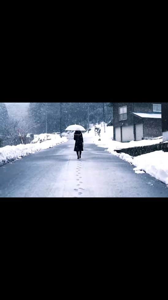 岩倉しおりのインスタグラム：「雪の帰り道。⁡ ⁡⁡ ⁡⁡ ⁡⁡ ⁡#岡山県 #帰り道 #学生 #雪 #snow #冬 #winter #リール #reels #reelsinstagram #reelsvideo #reelitfeelit #Japan #InstagramJapan #landscape #indy_photolife #photographer #photo_jpn #bestoftheday #IGersJP #ig_japan #감성사진 #photographylovers #ファインダー越しの私の世界」