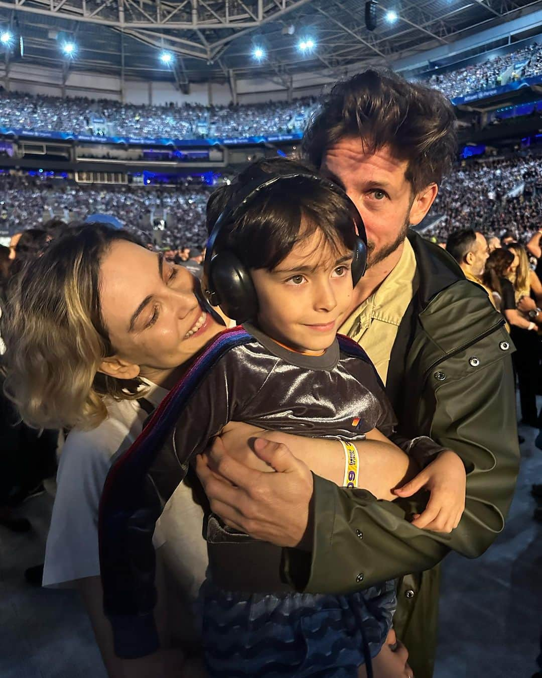 Tainá Müllerのインスタグラム：「Que emoçããããooo 🥲 Ontem levamos o Tintin pra ver o Paul, e eu chorei em 50% do show. Muito emocionante ver o @paulmccartney aos 81 anos tocando Beatles em cima do palco. Muuuuito obrigada por essa experiência inesquecível @bonustrack.live, @caiobucker, @lgniemeyer e minha amiga @maranatacci ❤️❤️❤️✨ Vamos levar a memória dessa noite pra sempre.」